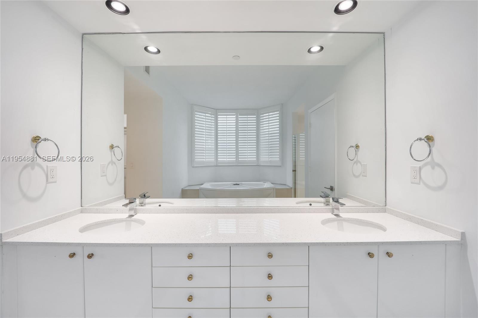 300 S Pointe Dr #303, Miami Beach FL 33139