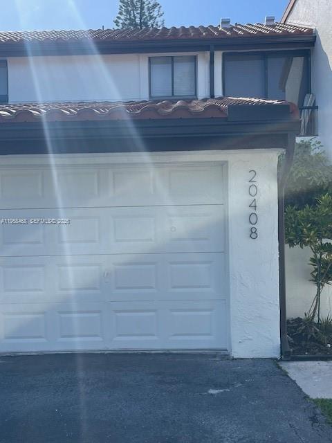 DEL VISTA TOWNHOUSE:  LARGEST TOWNHOUSE IN COMMUNITY 3 BEDROOMS TWO AND A HALF BATHROOMS WITH VIEW OF THE BEAUTIFUL TURNBERRY GOLF COURSE.  COMMUNITY HAS HEATED POOLS, TENNIS COURTS AND GYM.  TOWNHOUSE HAS NEW ROOF AND SKYLIGHTS WITH A LARGE ONE CAR GARAGE.
