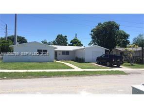 Corner single house. No association. Very bright and spacious. Big garden and patio, bbq and avocado tree. Very well located. Best price. Nice to be home!