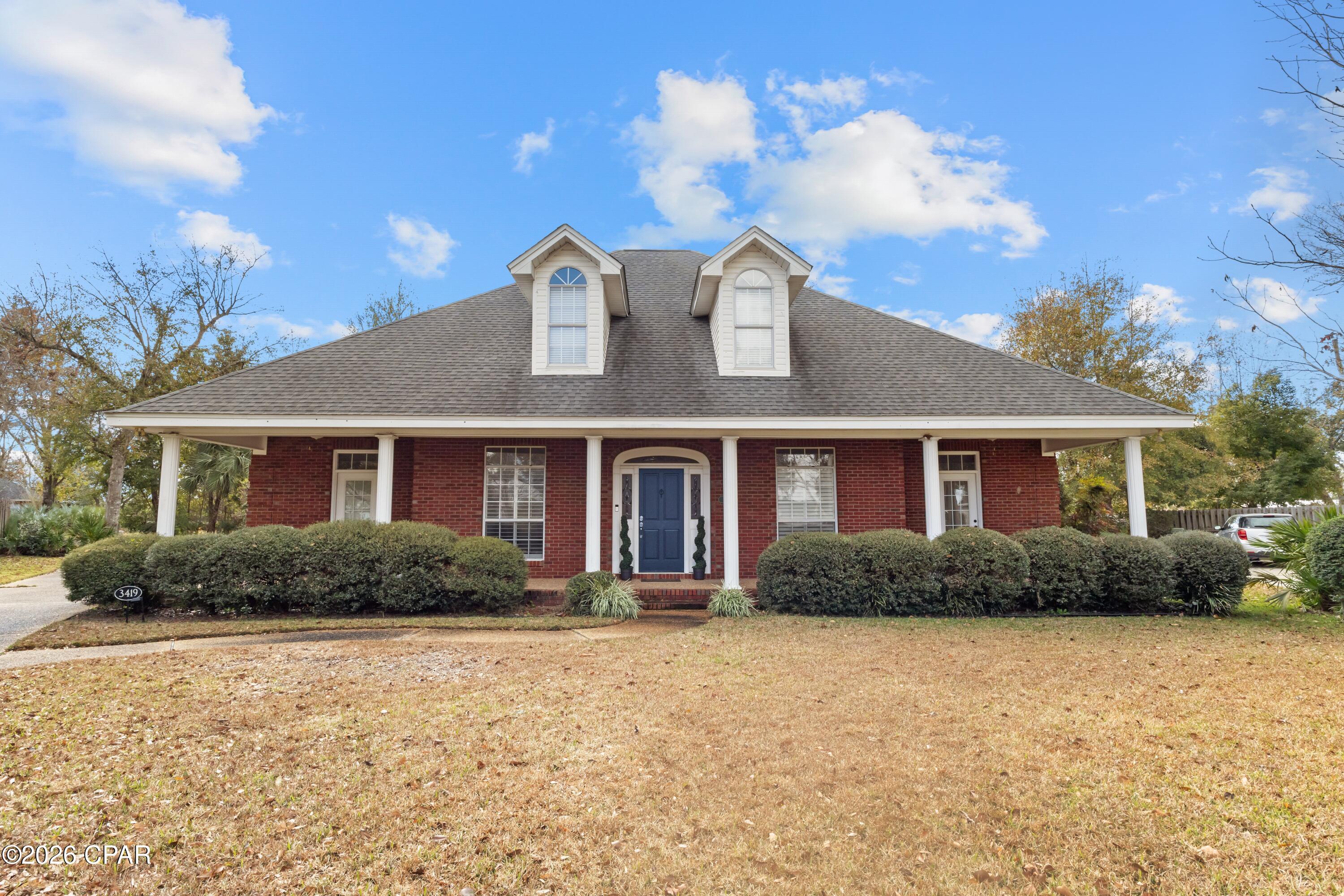 Listing photo id 1 for 3419 Country Club Court