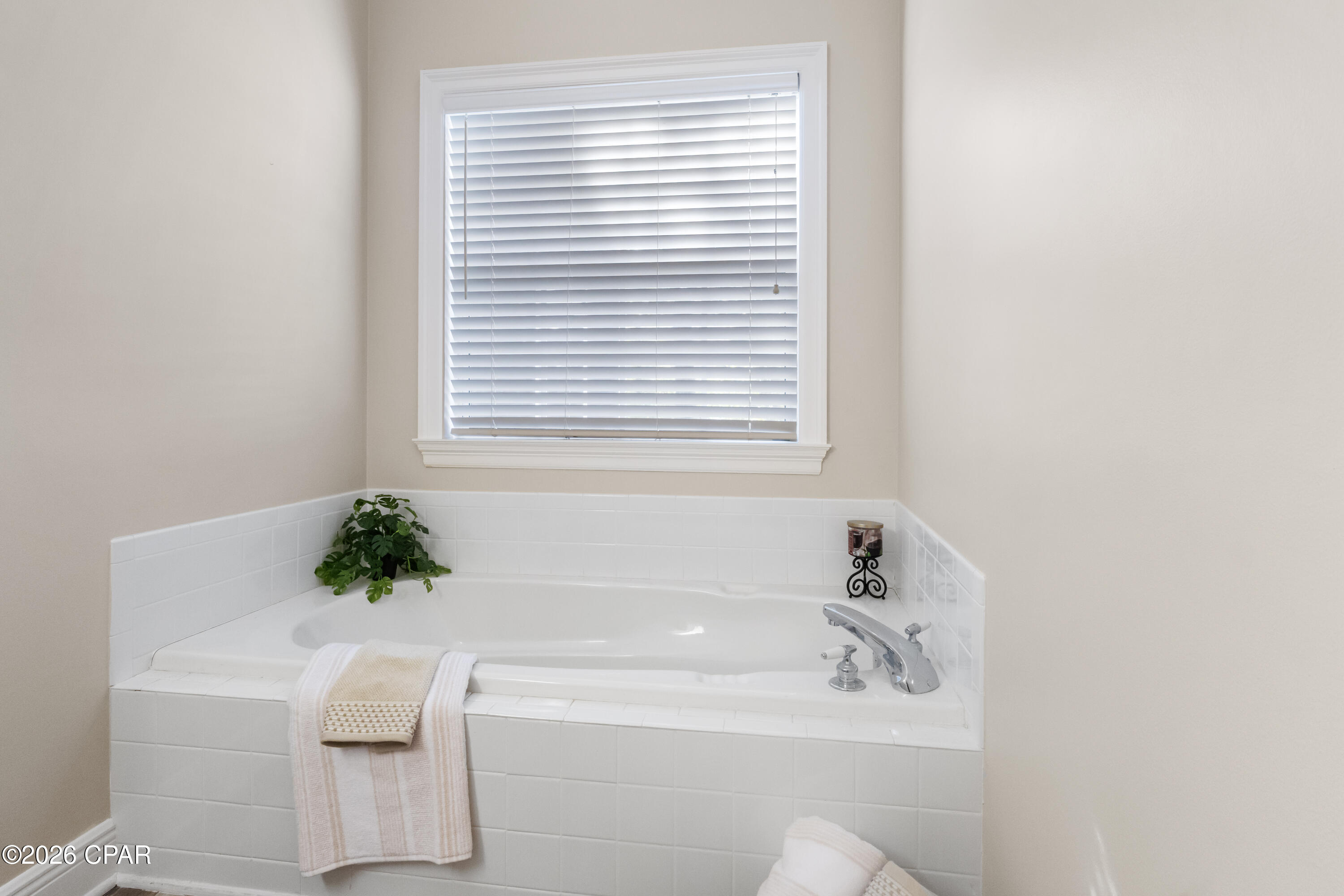 Listing photo id 14 for 3419 Country Club Court