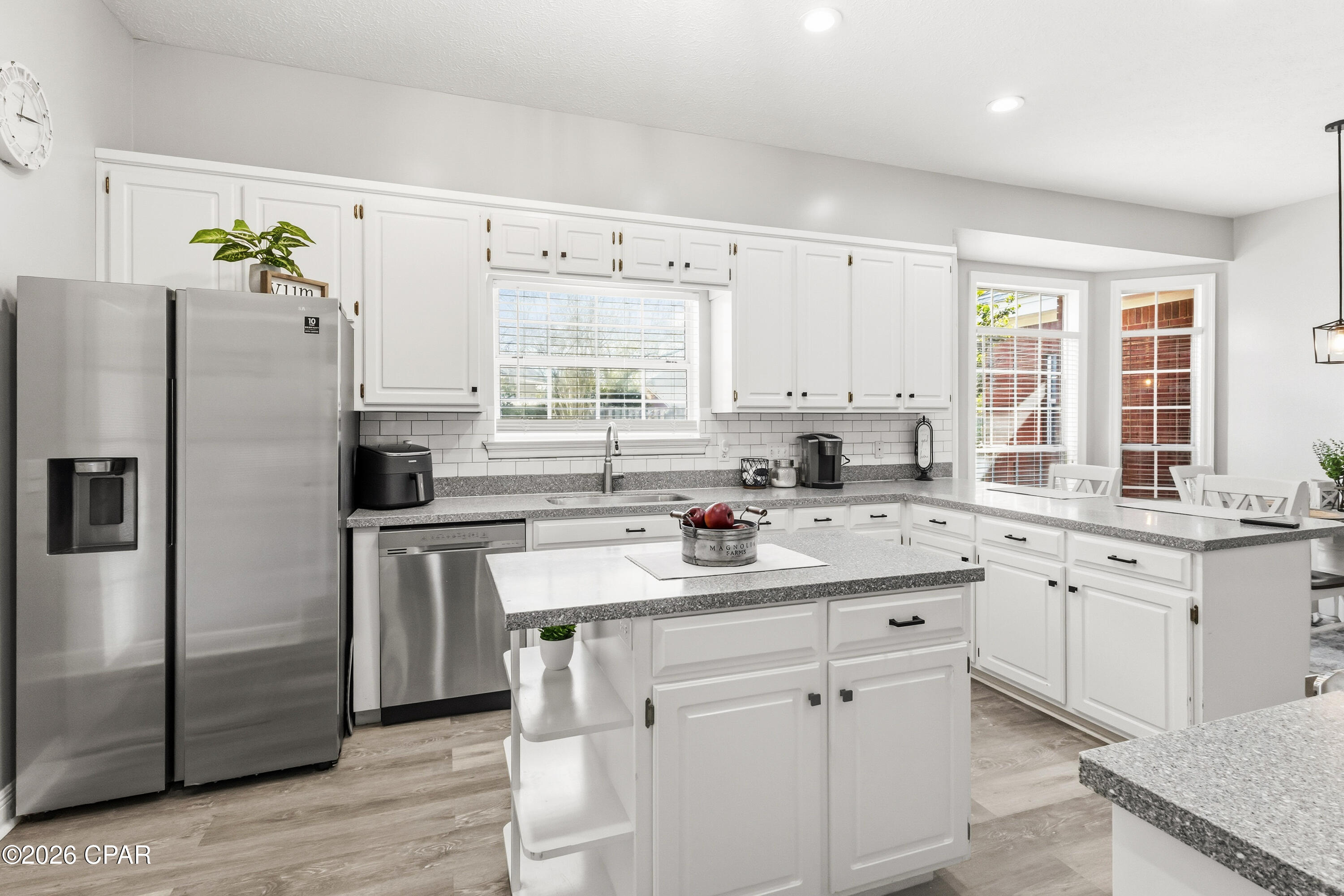 Listing photo id 3 for 3419 Country Club Court