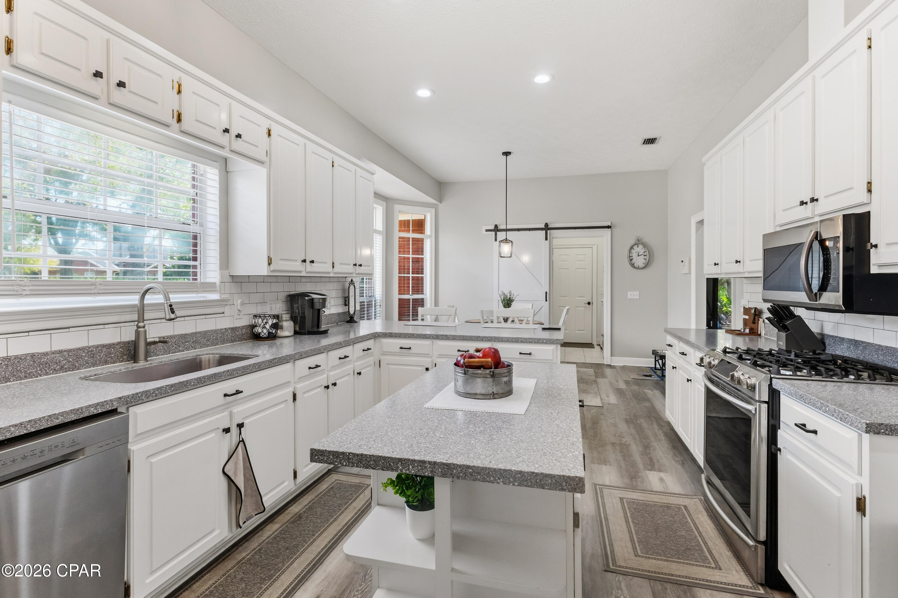 Listing photo id 4 for 3419 Country Club Court