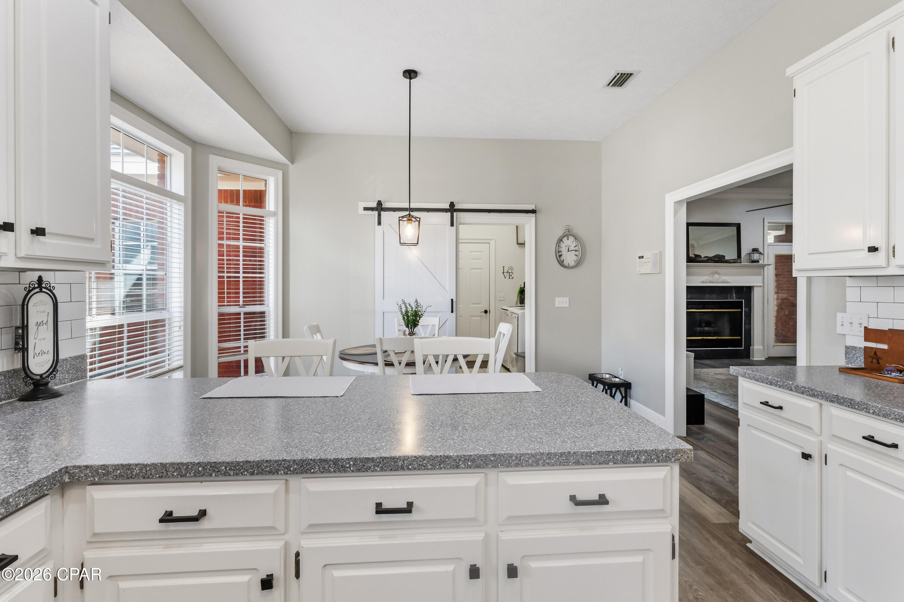 Listing photo id 6 for 3419 Country Club Court