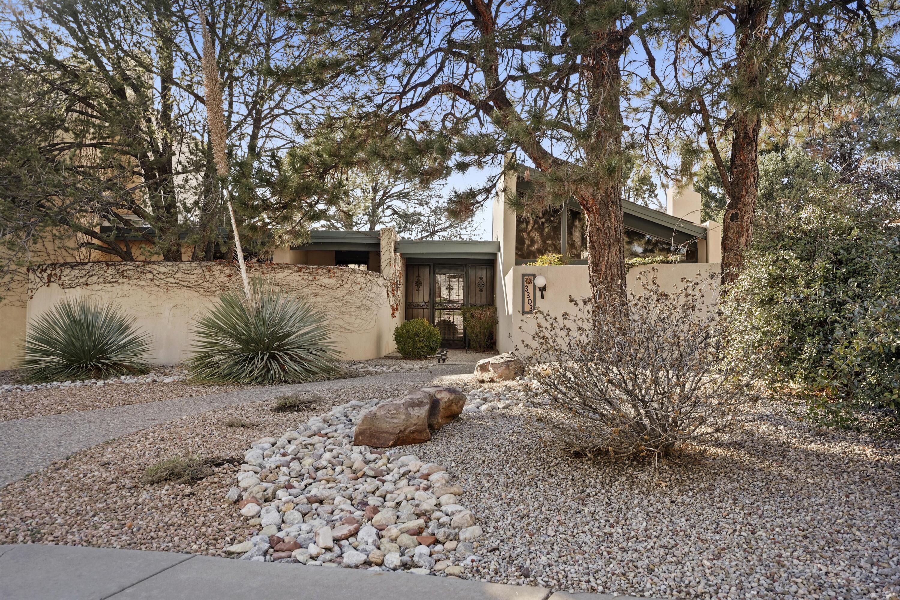 3303 La Sala Del Este, Albuquerque NM 87111