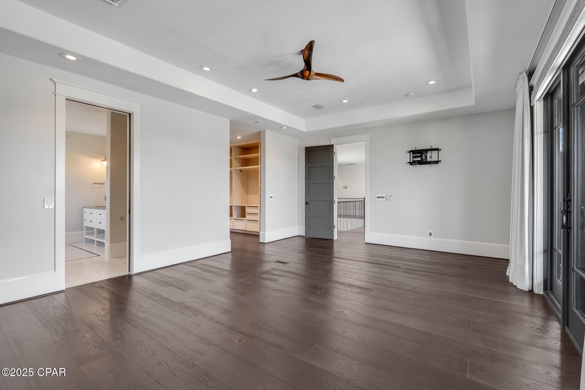 Listing photo id 50 for 158 Lake Merial Boulevard