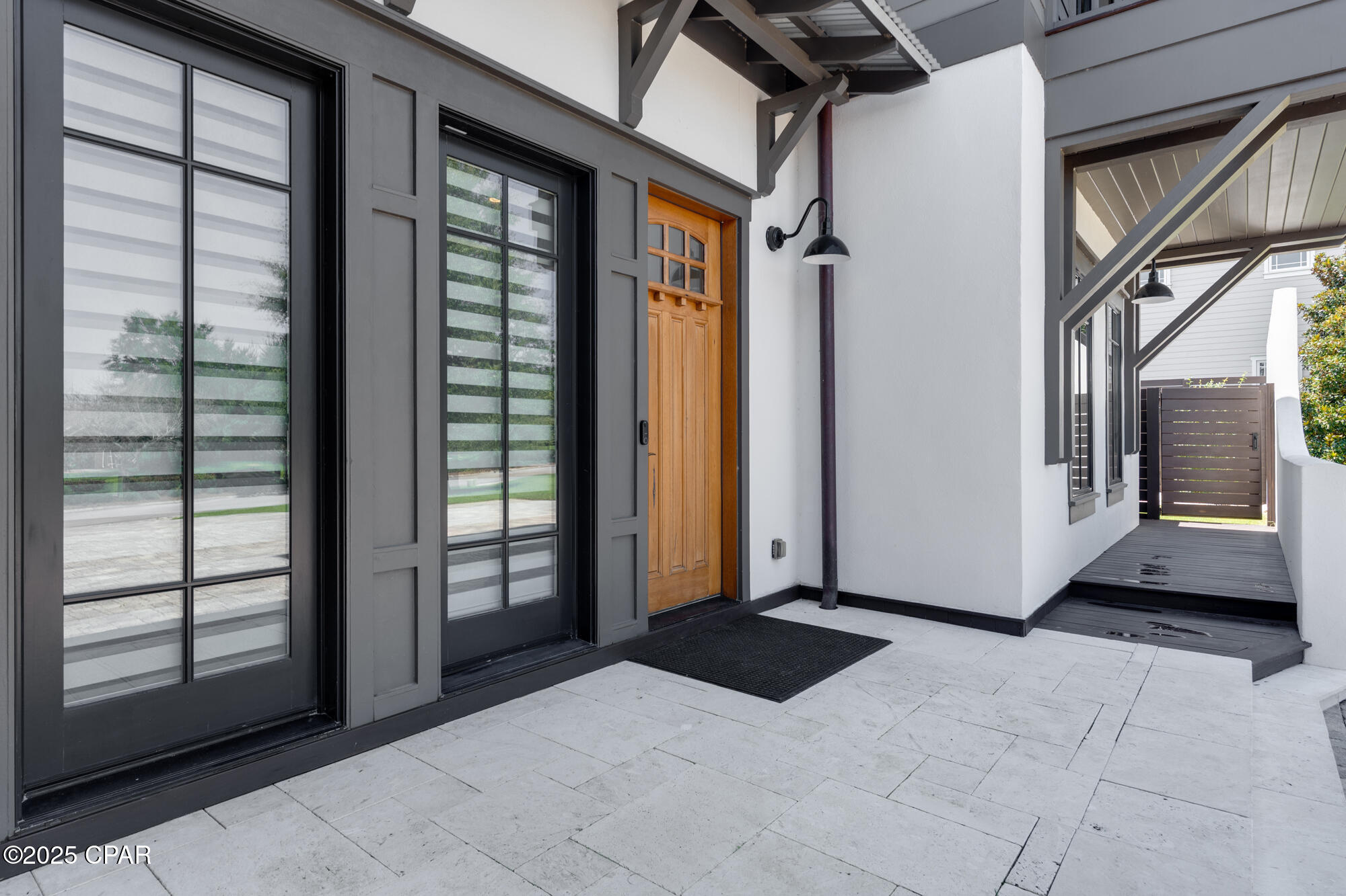 Listing photo id 7 for 158 Lake Merial Boulevard