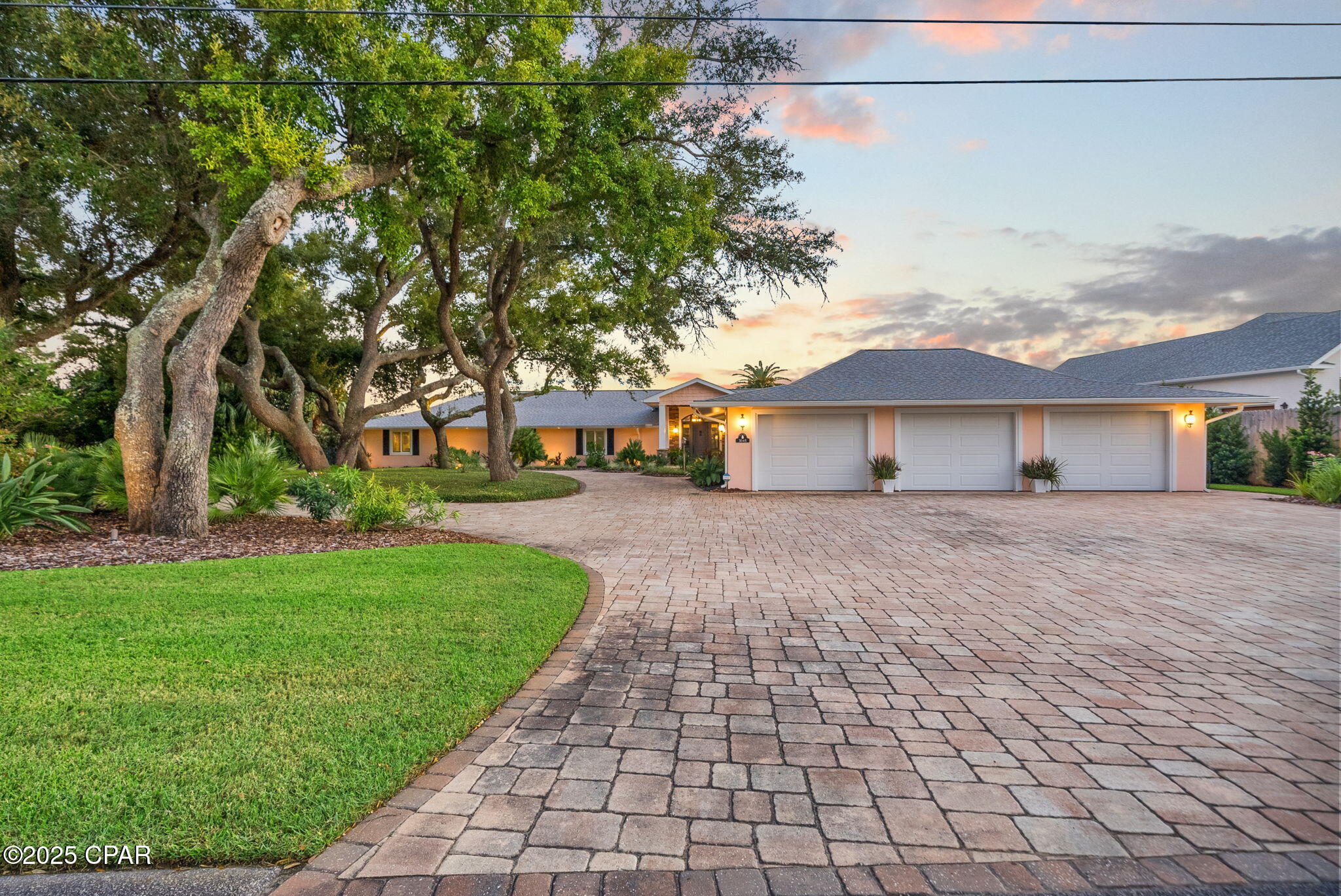 Listing photo id 1 for 3045 30th Court