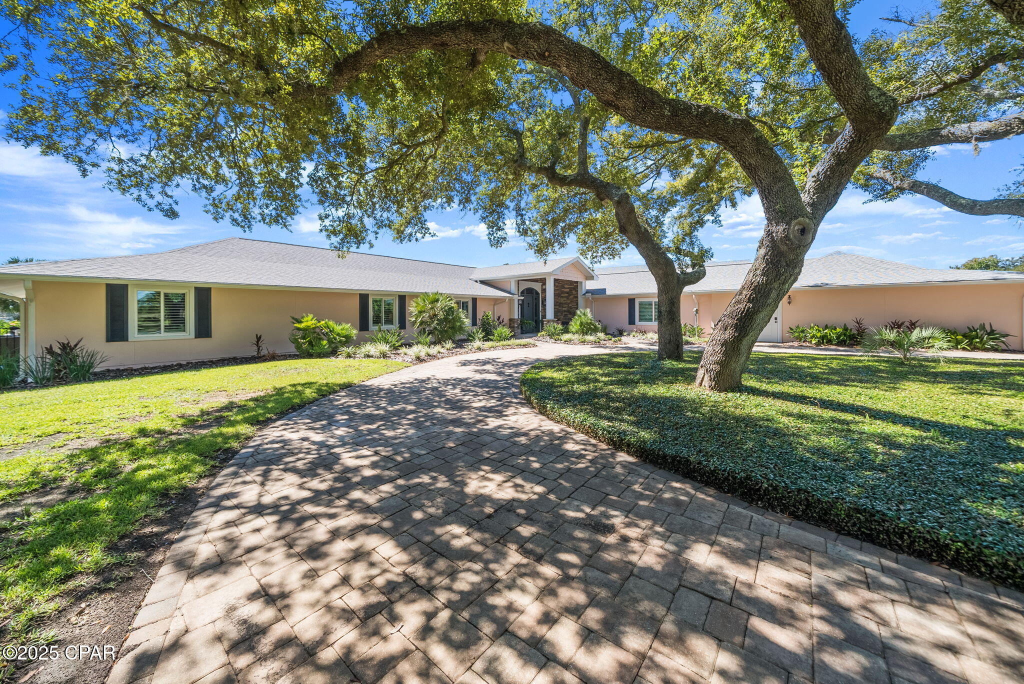 Listing photo id 2 for 3045 30th Court