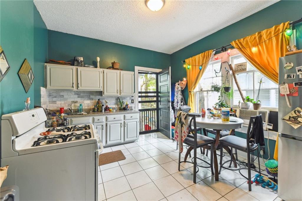 939-941A Picheloup Place