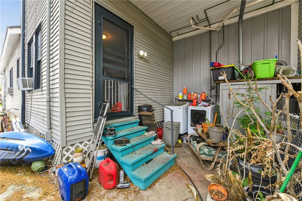 939-941A Picheloup Place