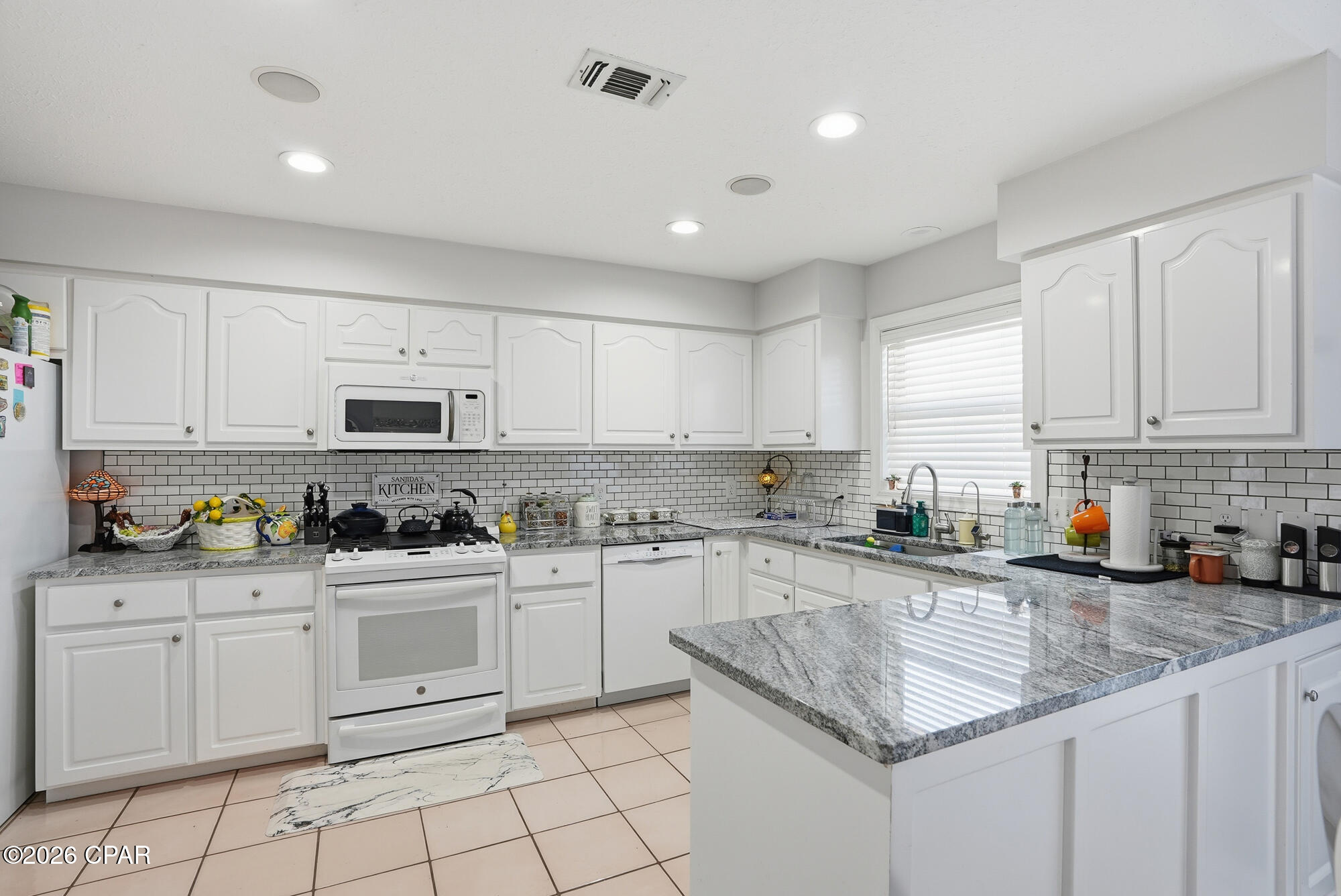 Image 18 For 2400 Bayview Avenue