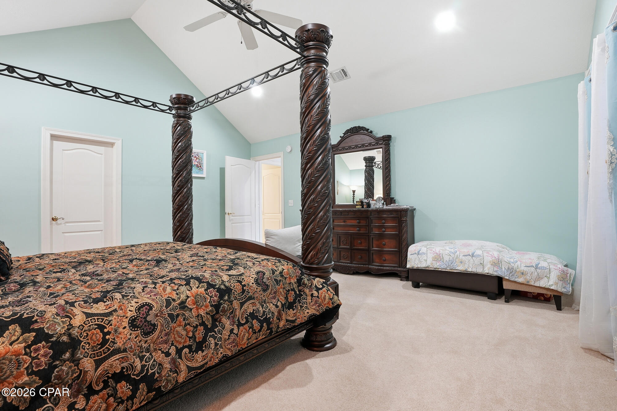 Image 27 For 2400 Bayview Avenue