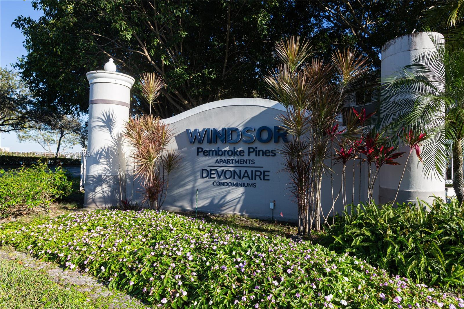 Devonaire Condo At Pembro