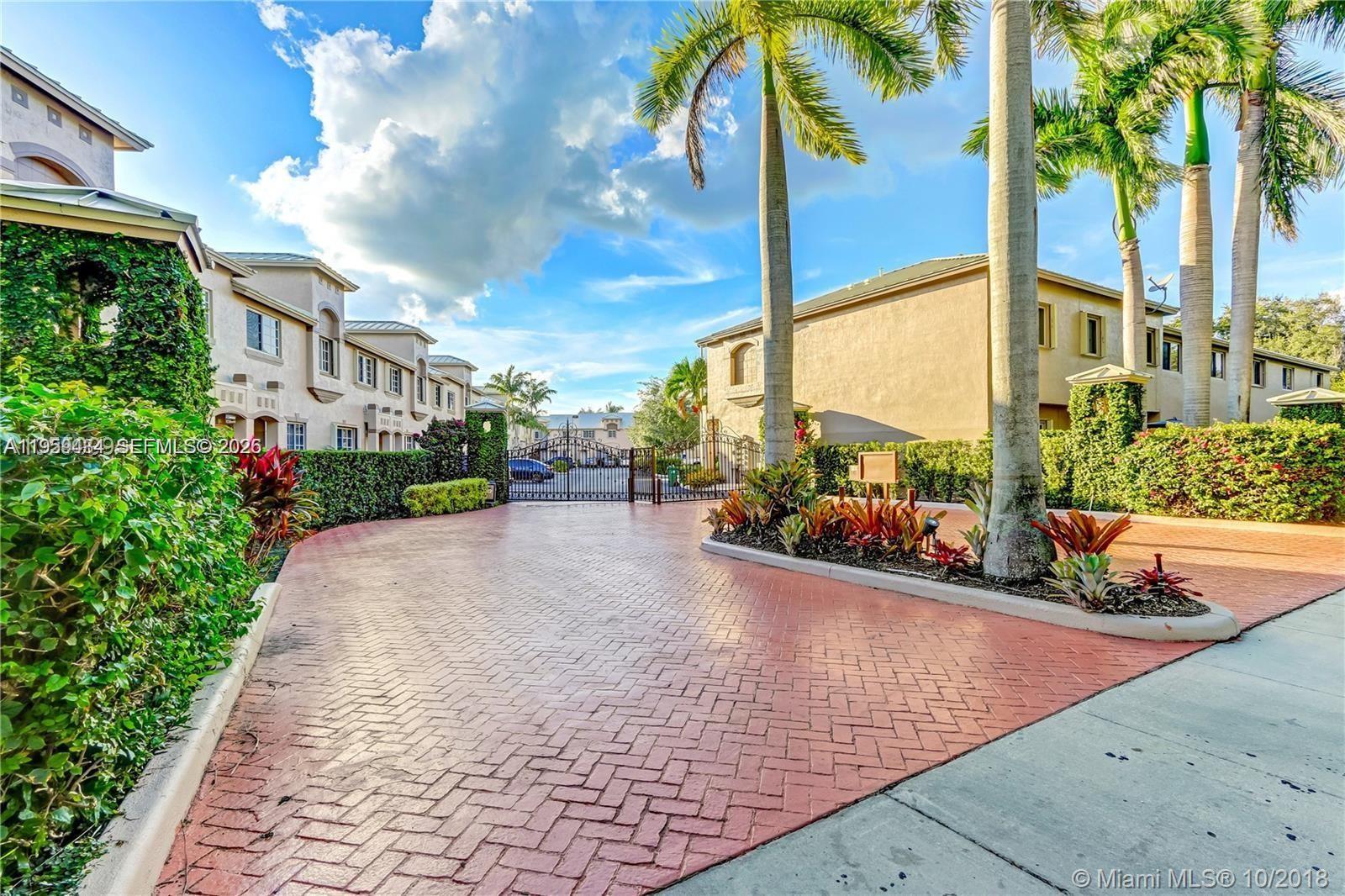 2beds/1.5baths townhouse in Palmetto Bay. This home features 1,018 sqft with a spacious kitchen, ample living space, and a Washer & Dryer in the unit. Assigned parking for the tenant and available street parking.