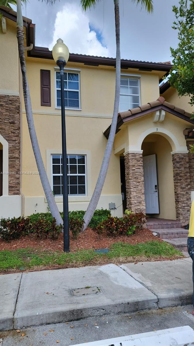 **1st month and 1 security deposit**  Beautiful townhouse freshly painted with 2 1/2 bathrooms and 2bedrooms. Granite countertop, tile on first floor and carpet on second floor. Tenant must maintain rear patio.Tenant must submit Rental application, proof of income (3 last paystubs), credit report, Id´s, police report of allapplicants, background check. 3 months of move in required (first month and two security deposit). Tenant mustbe approved by association before moving date. NO PETS ALLOWED! READY TO MOVE-IN! WATER NOT INCLUDED.