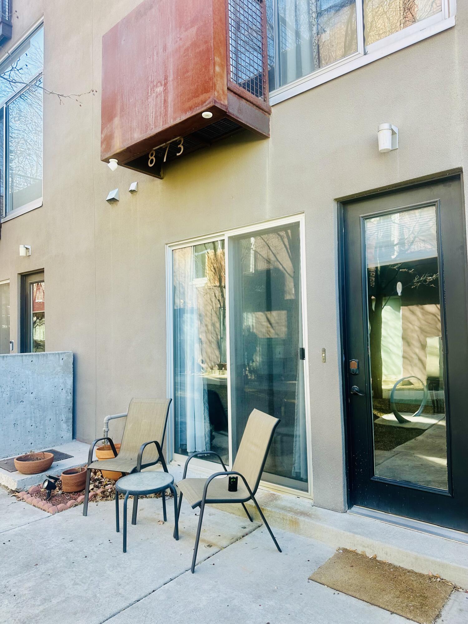 Welcome to urban living in the heart of downtown!This stylish tri-level 1-bedroom, 1.5-bath condo offers modern design and flexible live/work space. Open-concept layout with high ceilings, large windows providing abundant natural light, and a contemporary kitchen with stainless steel appliances. a spacious living area with a seamless, versatile flow. Secure building access and off street parking. Walkable location just steps from downtown dining, bars, shopping, and entertainment. Ideal for professionals, creatives, or anyone seeking low-maintenance urban living. Take a look at this rare opportunity in one of downtown's most desirable locations.