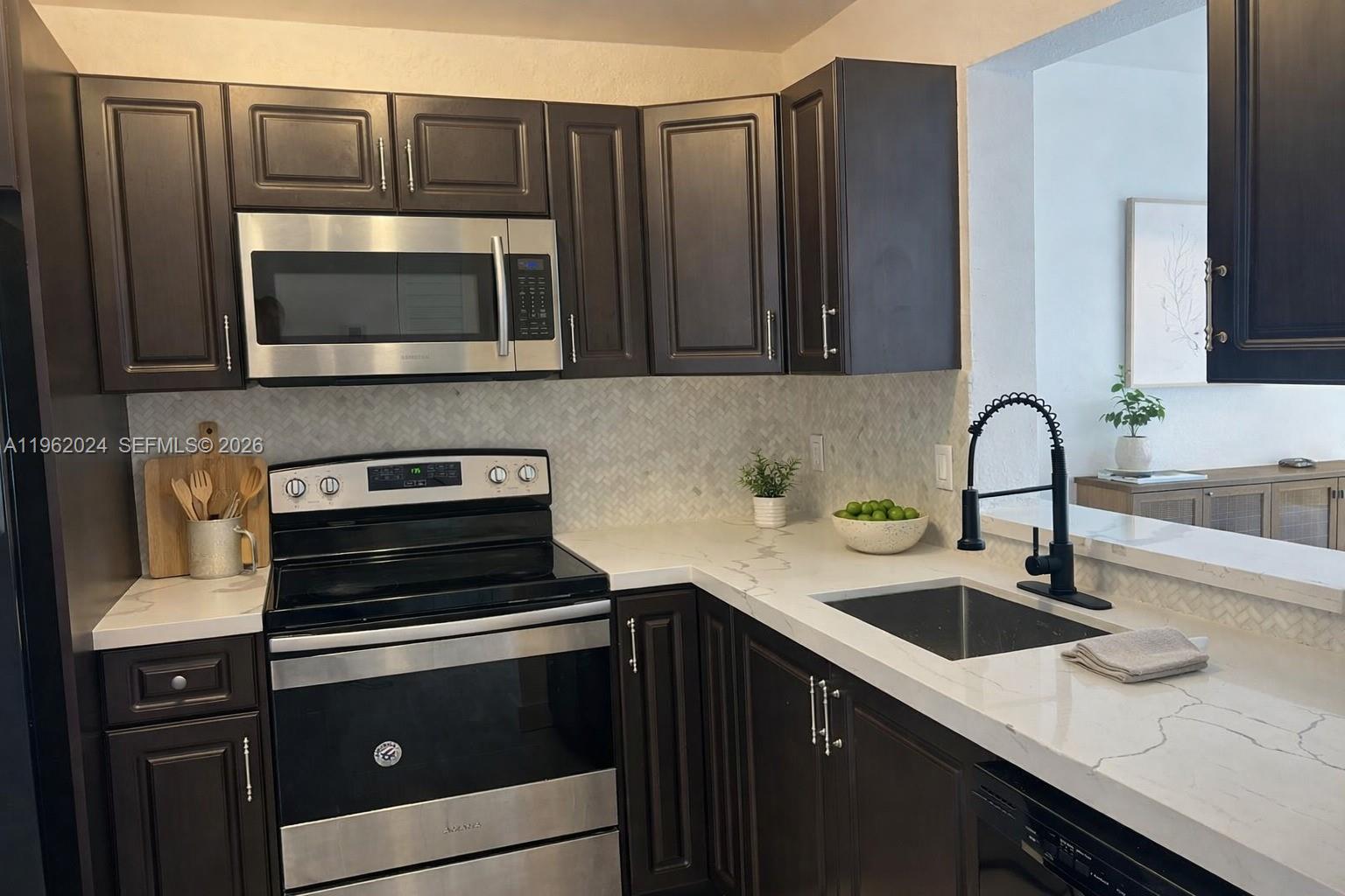 Lakeshore At University P