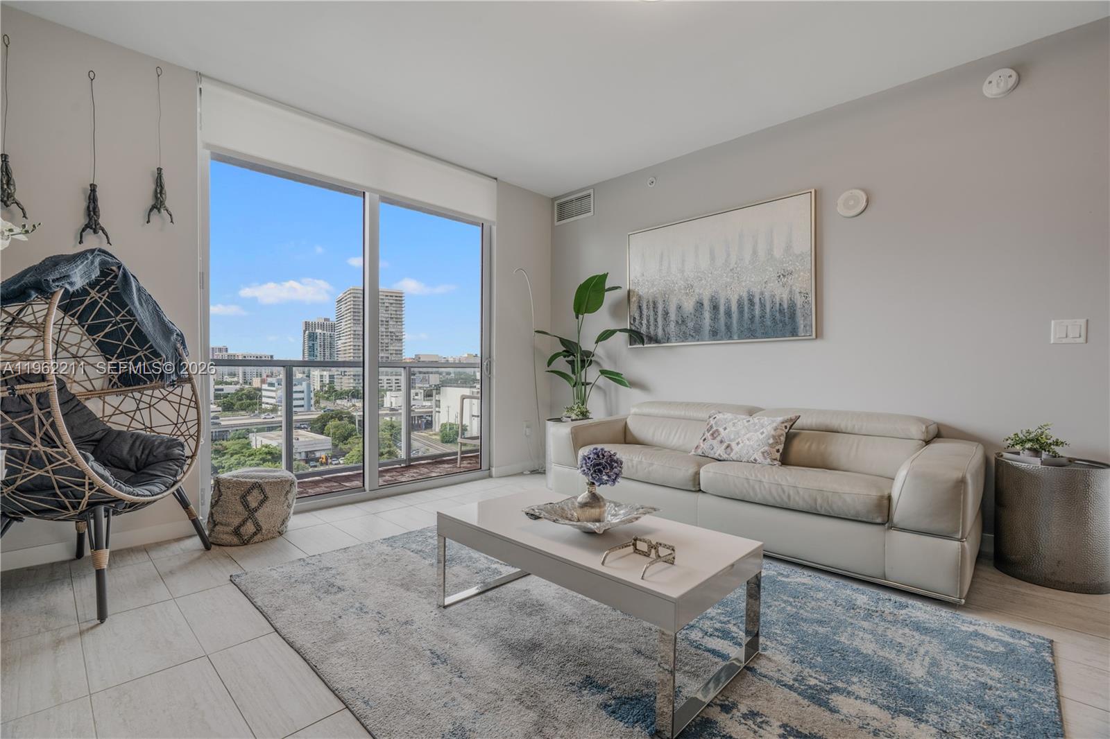 Beautiful one-bedroom, one-bathroom apartment, fully furnished and ready for rent. Located in an exclusive rental building in the sought-after Miami Design District, ideal for investors or those looking to generate income through vacation rentals. Short-term rentals are permitted from a minimum of 3 nights, offering flexibility and potential income. Enjoy a modern design, bright spaces, and stunning views. Just 14 minutes from Miami International Airport, with easy access to top restaurants, shopping, and more. Luxury amenities in a high-end building. Don't miss the opportunity to invest or live in one of Miami's most exclusive areas!