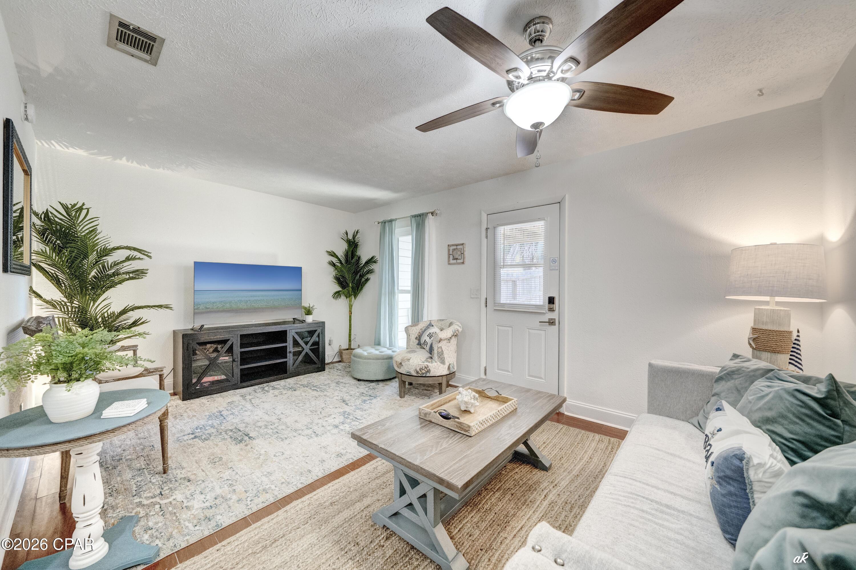 Listing photo id 6 for 624 W Caladium Circle B