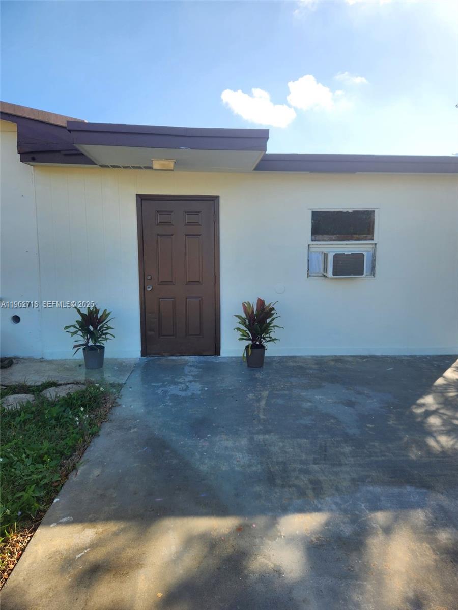 Studio efficiency with private entrance. Features a fully equipped kitchen, refrigerator, full bathroom, washer and dryer access . Well-distributed, functional space and move-in ready. Excellent option in a convenient location.