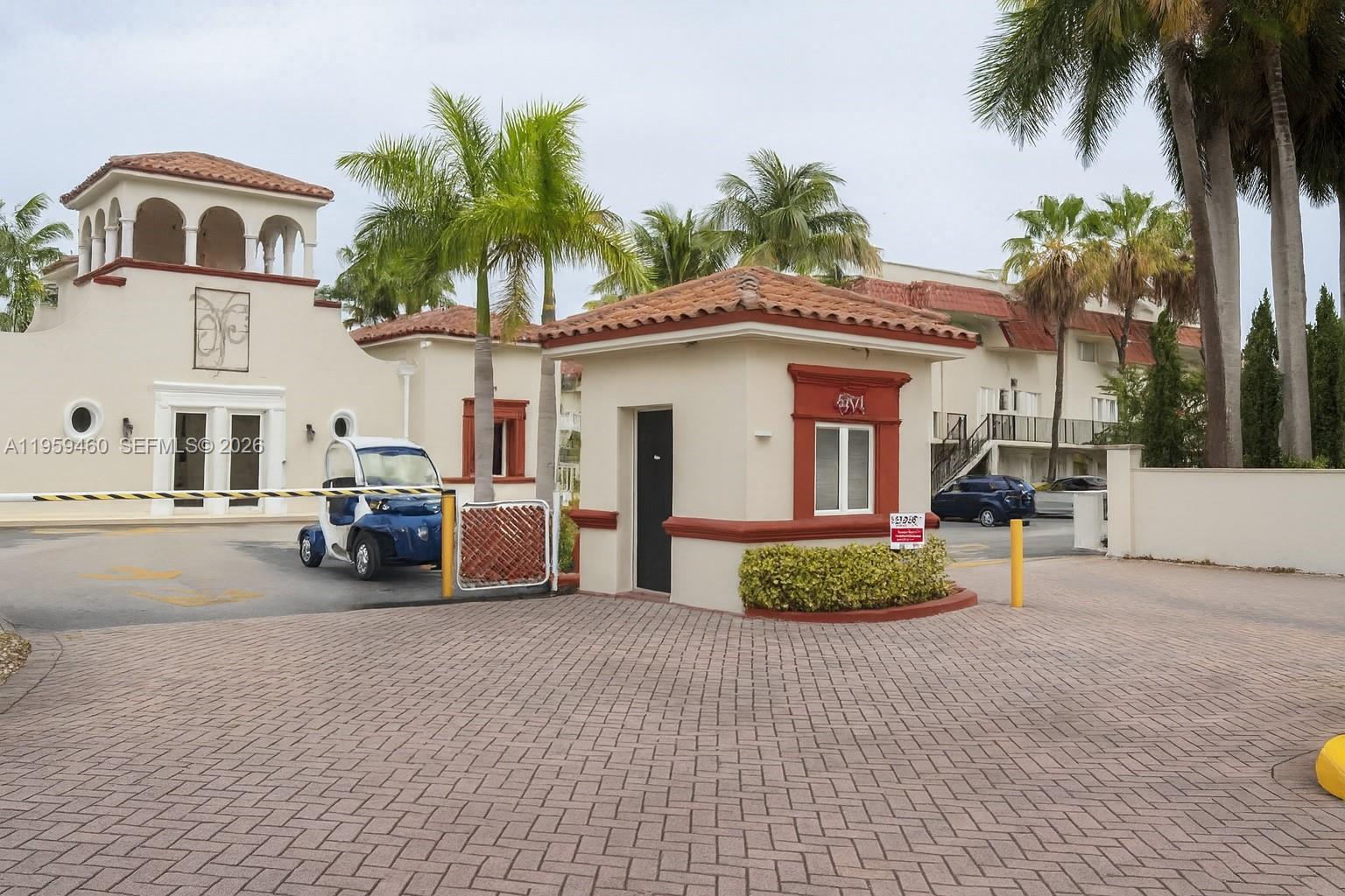 Villas Of Pinecrest Condo