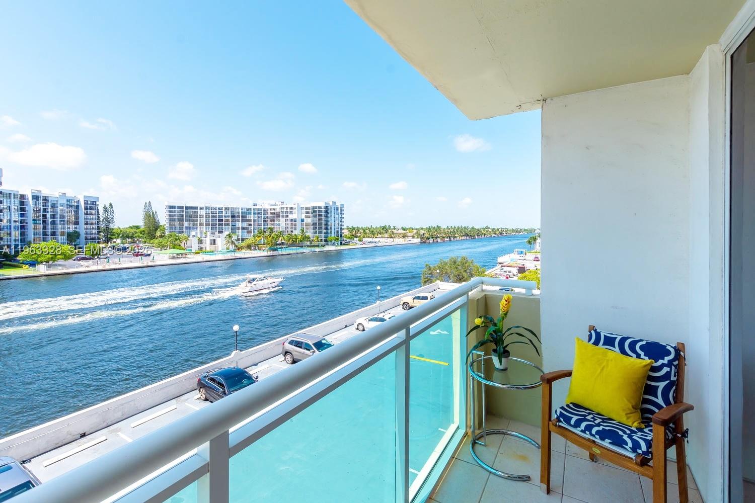 Residences On Hollywood B