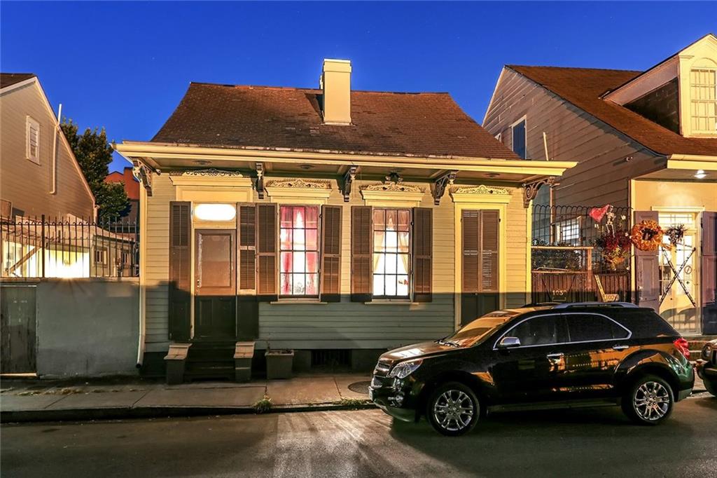 1030 BURGUNDY Street