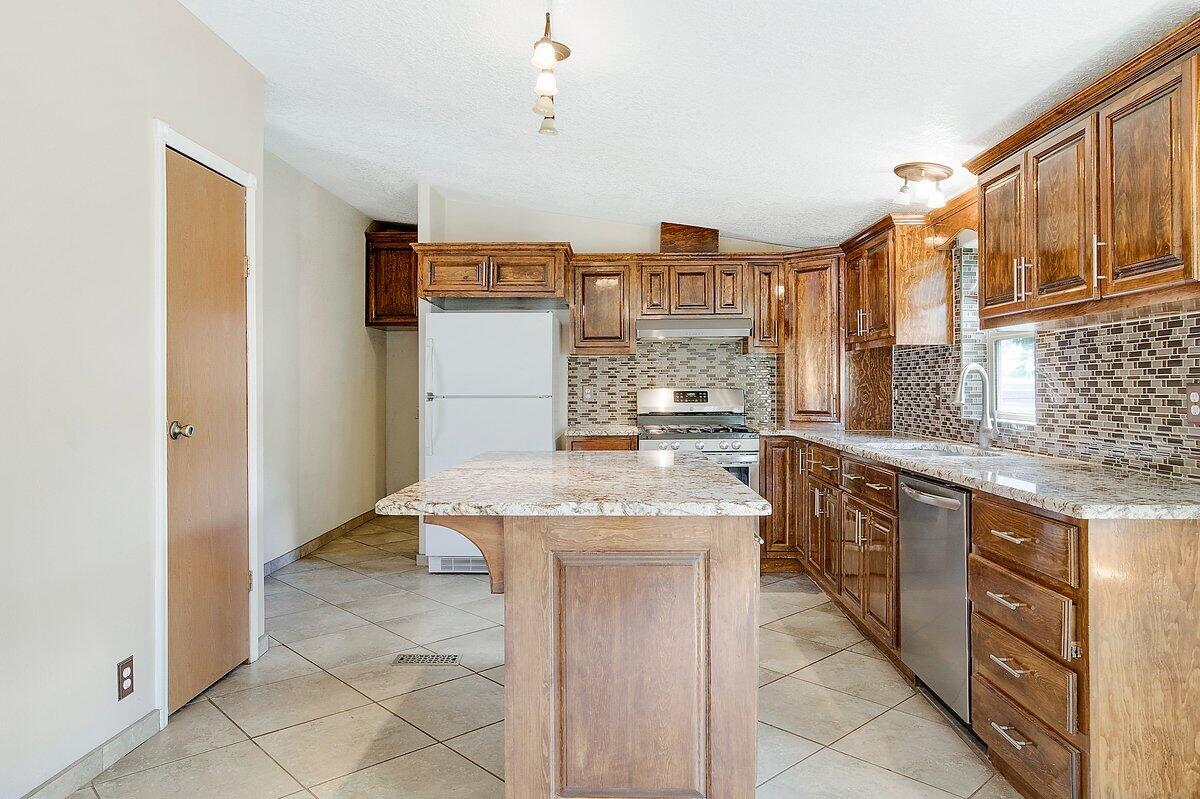 Beautiful and private property in the South Valley. The house features 5 bedrooms, 2 bathrooms, a spacious kitchen, electric gate, and fencing all Around. It also includes a carport and  large backyard for parking.! Water and sewer connections are available! Submit your offers!