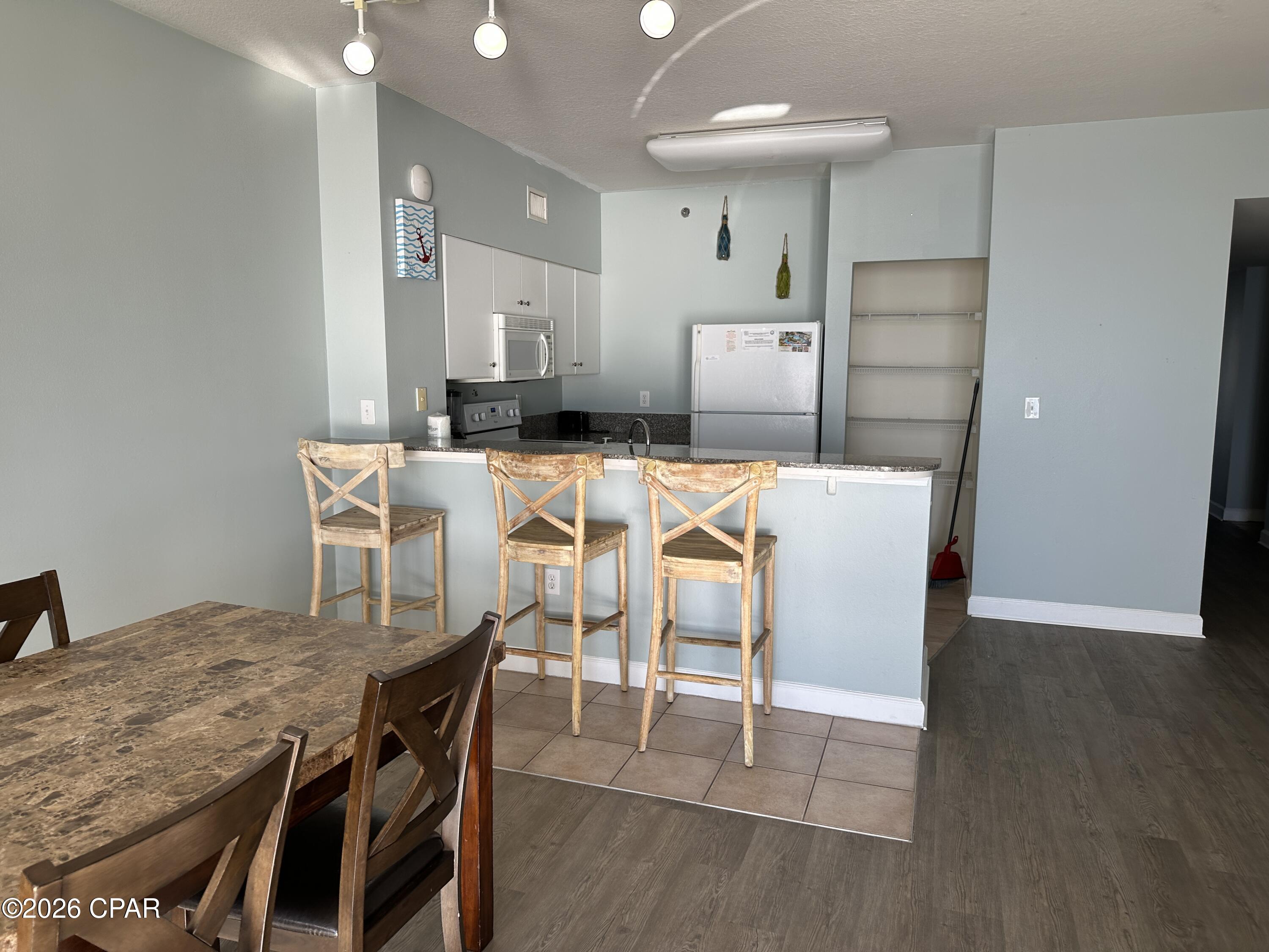 Listing photo id 3 for 9900 Thomas Drive 1219