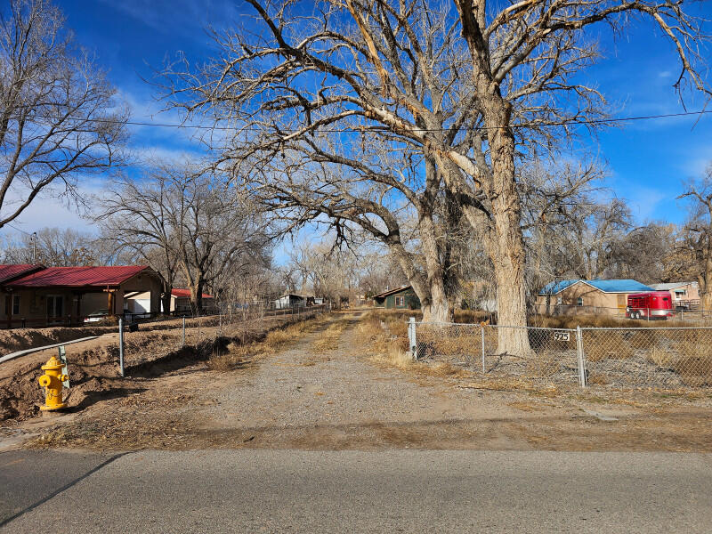 925 Green Valley Road, Los Ranchos NM 87107
