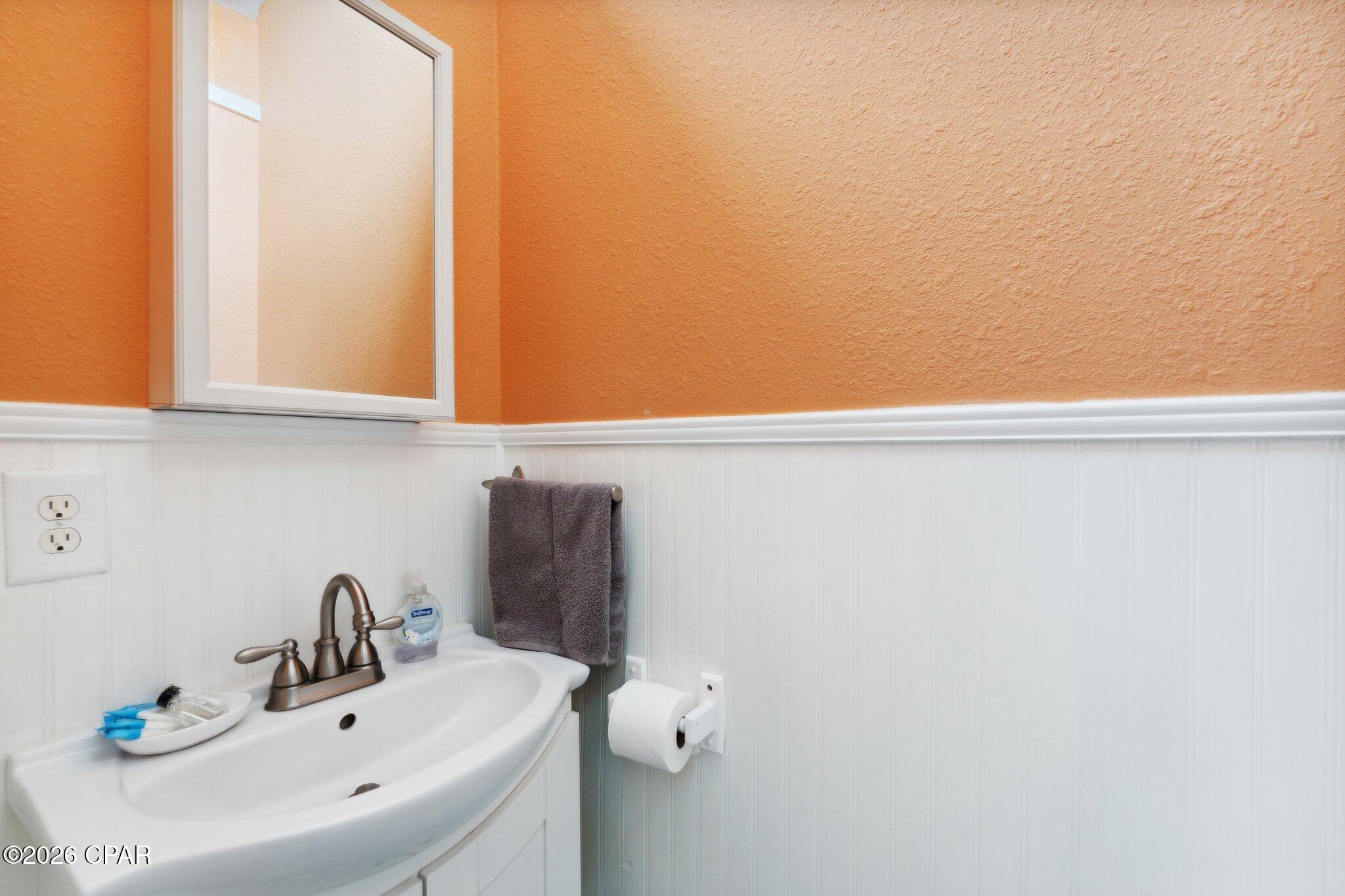 Listing photo id 19 for 4114 Holiday Drive 25