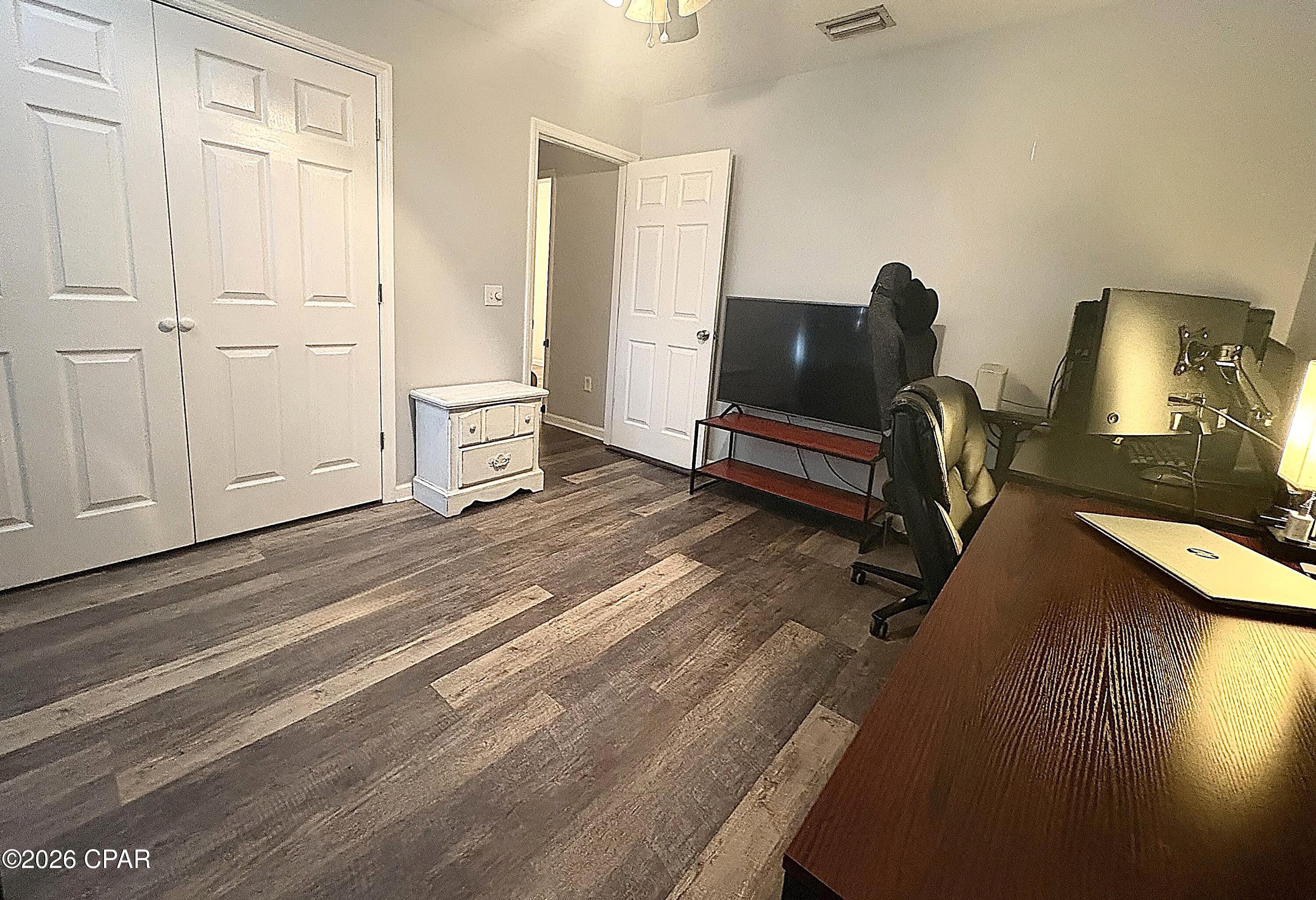 Listing photo id 16 for 2601 Oak Street