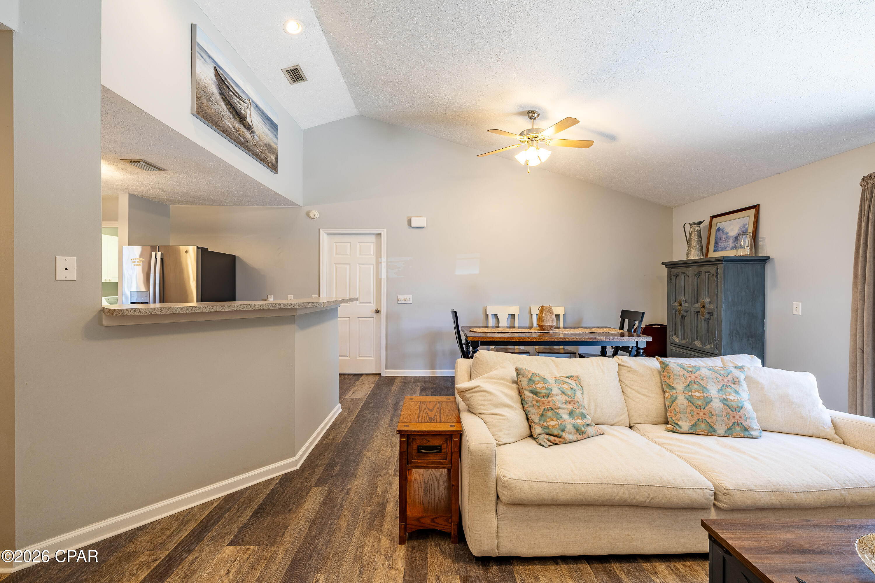 Listing photo id 18 for 2601 Oak Street