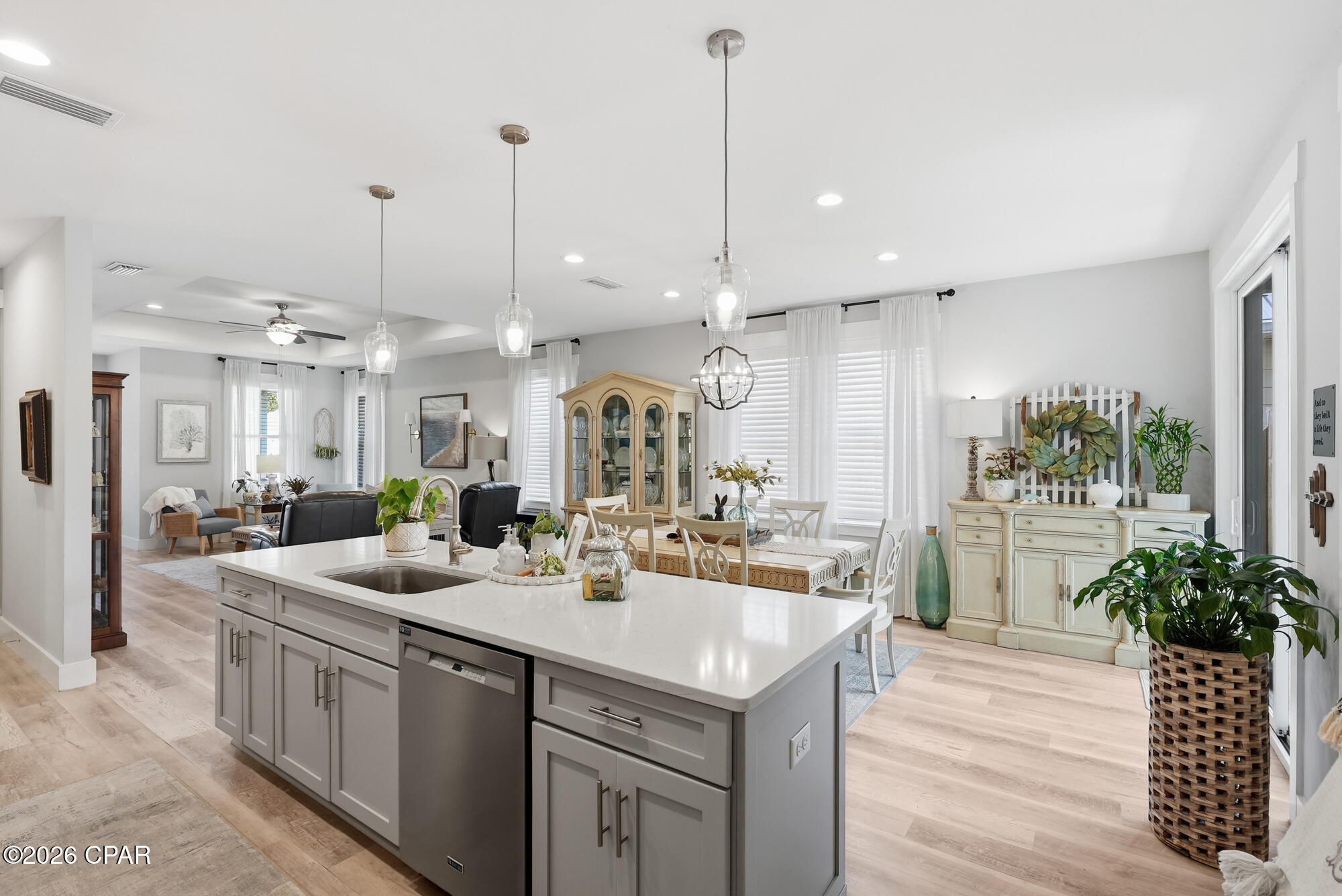 Listing photo id 12 for 8437 Warner Place