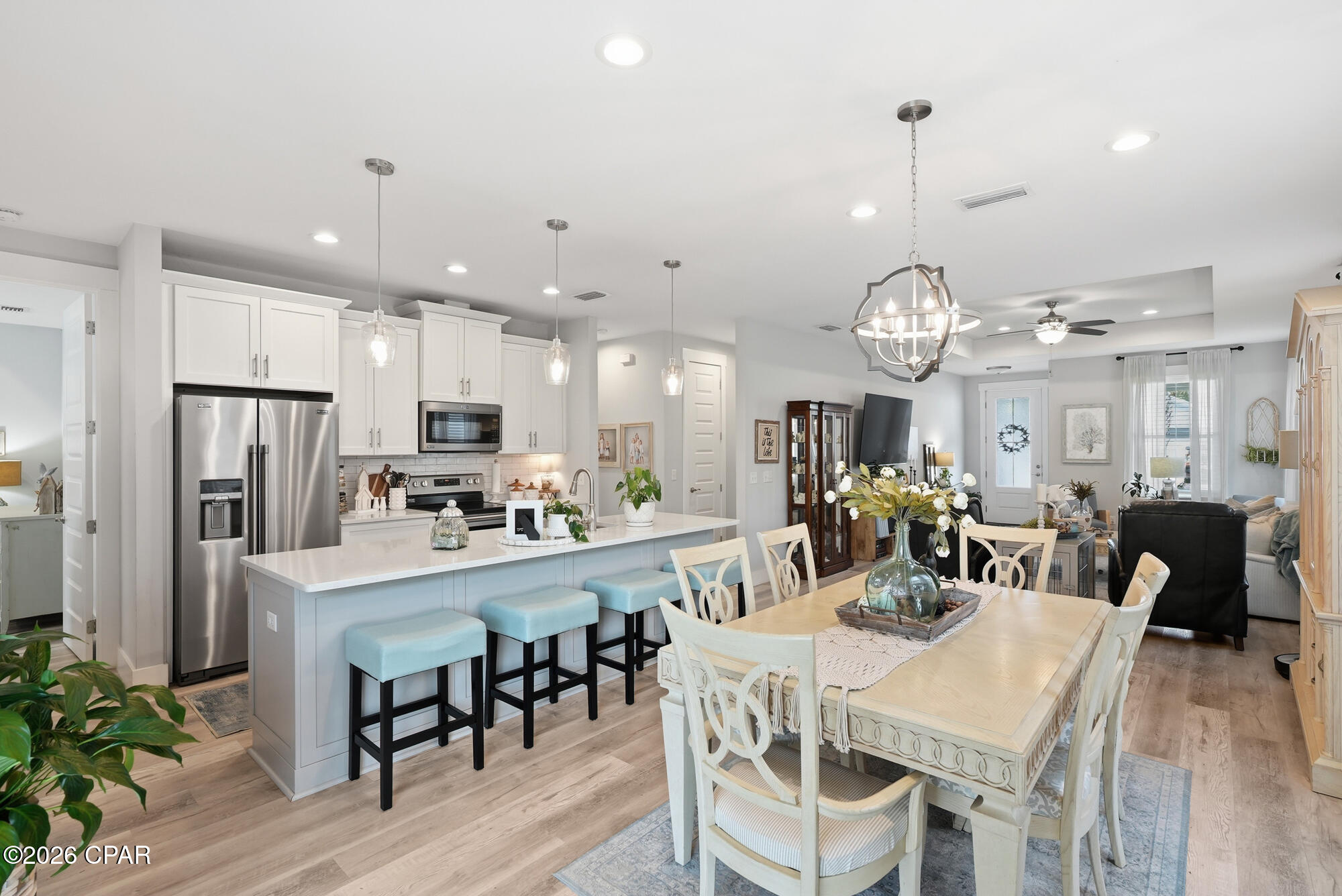 Listing photo id 13 for 8437 Warner Place