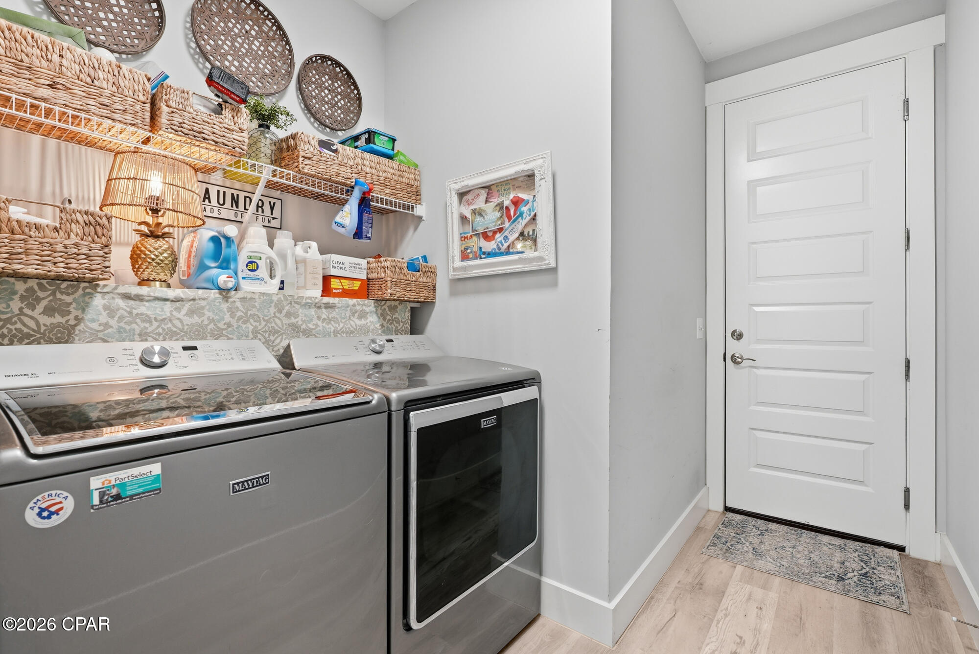 Listing photo id 26 for 8437 Warner Place