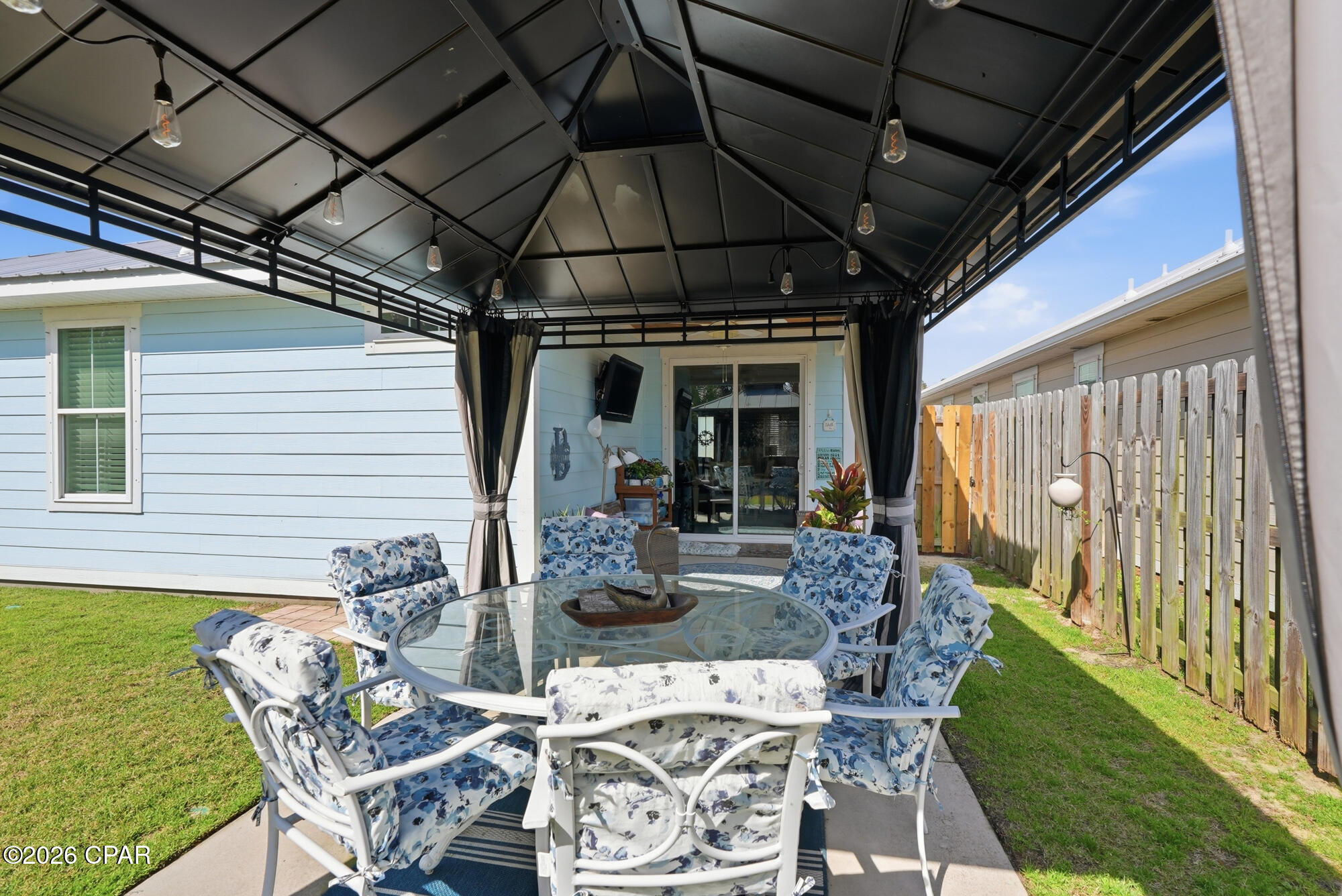 Listing photo id 28 for 8437 Warner Place