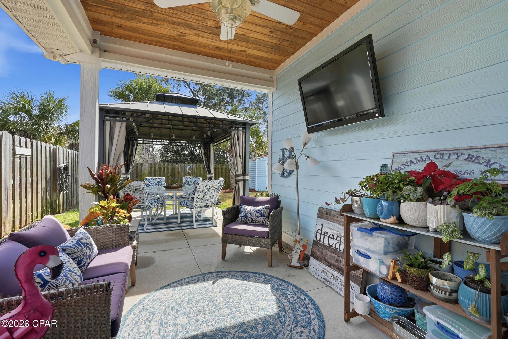 Listing photo id 29 for 8437 Warner Place