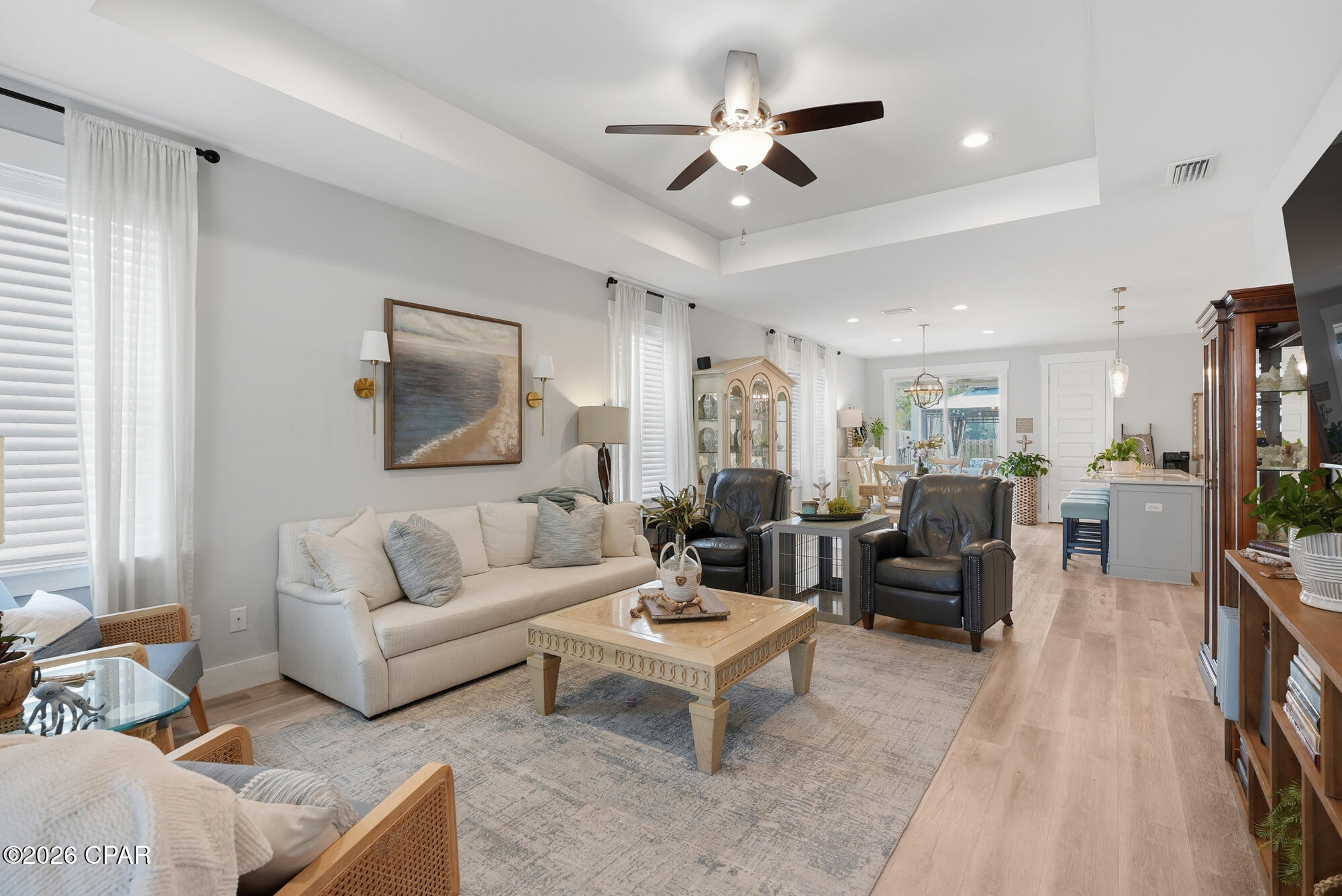 Listing photo id 5 for 8437 Warner Place