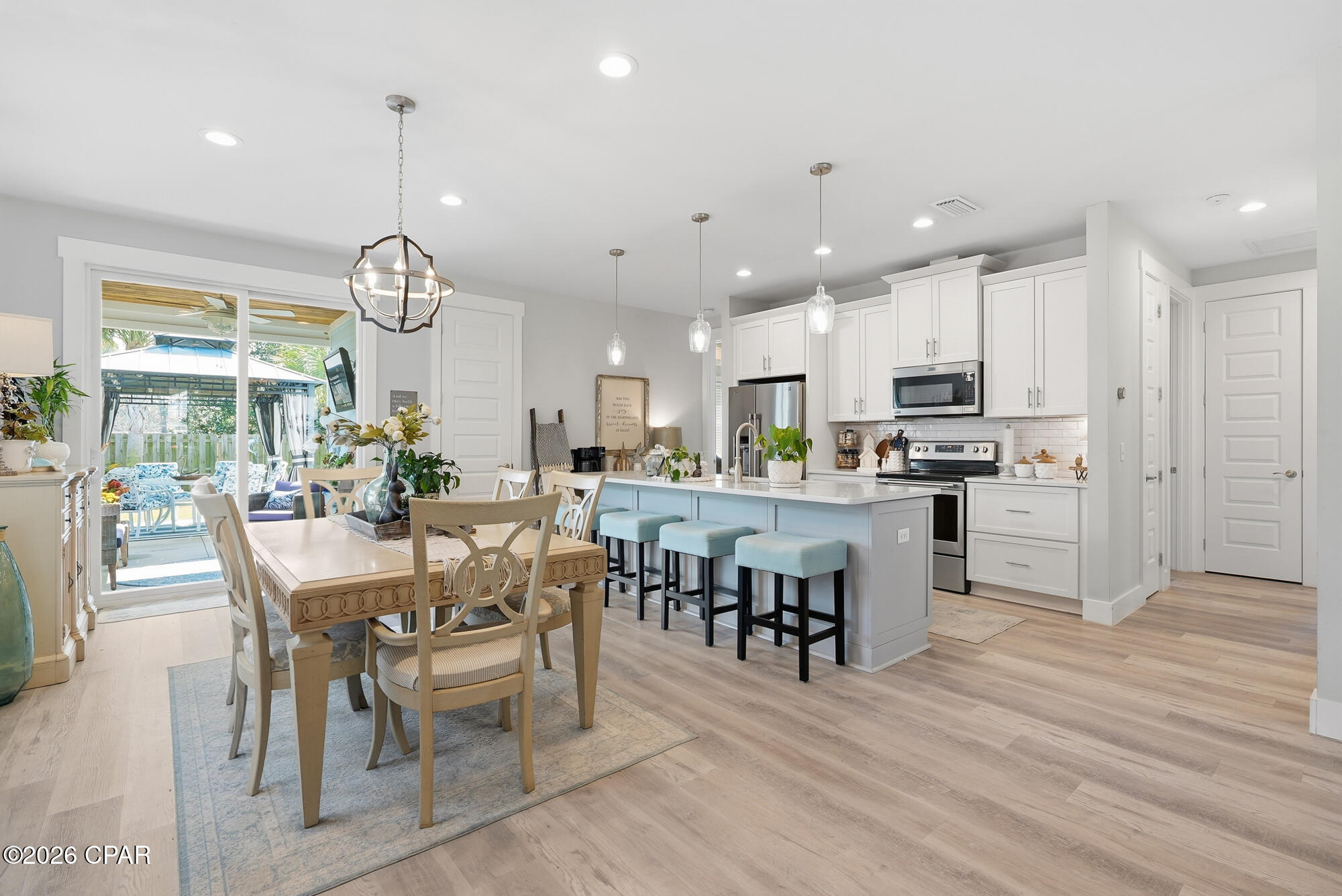 Listing photo id 9 for 8437 Warner Place