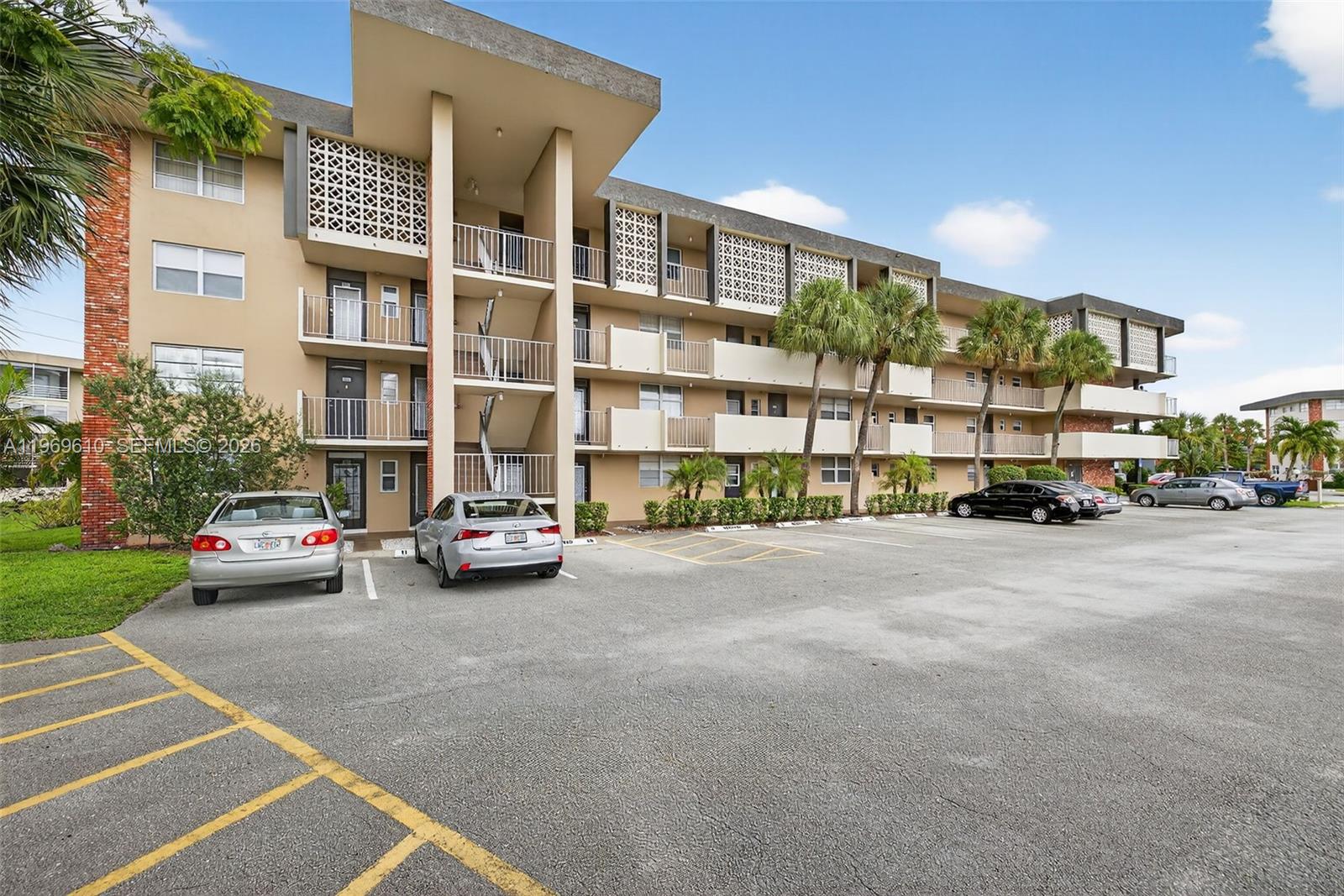 Lauderdale Oaks Condo XI