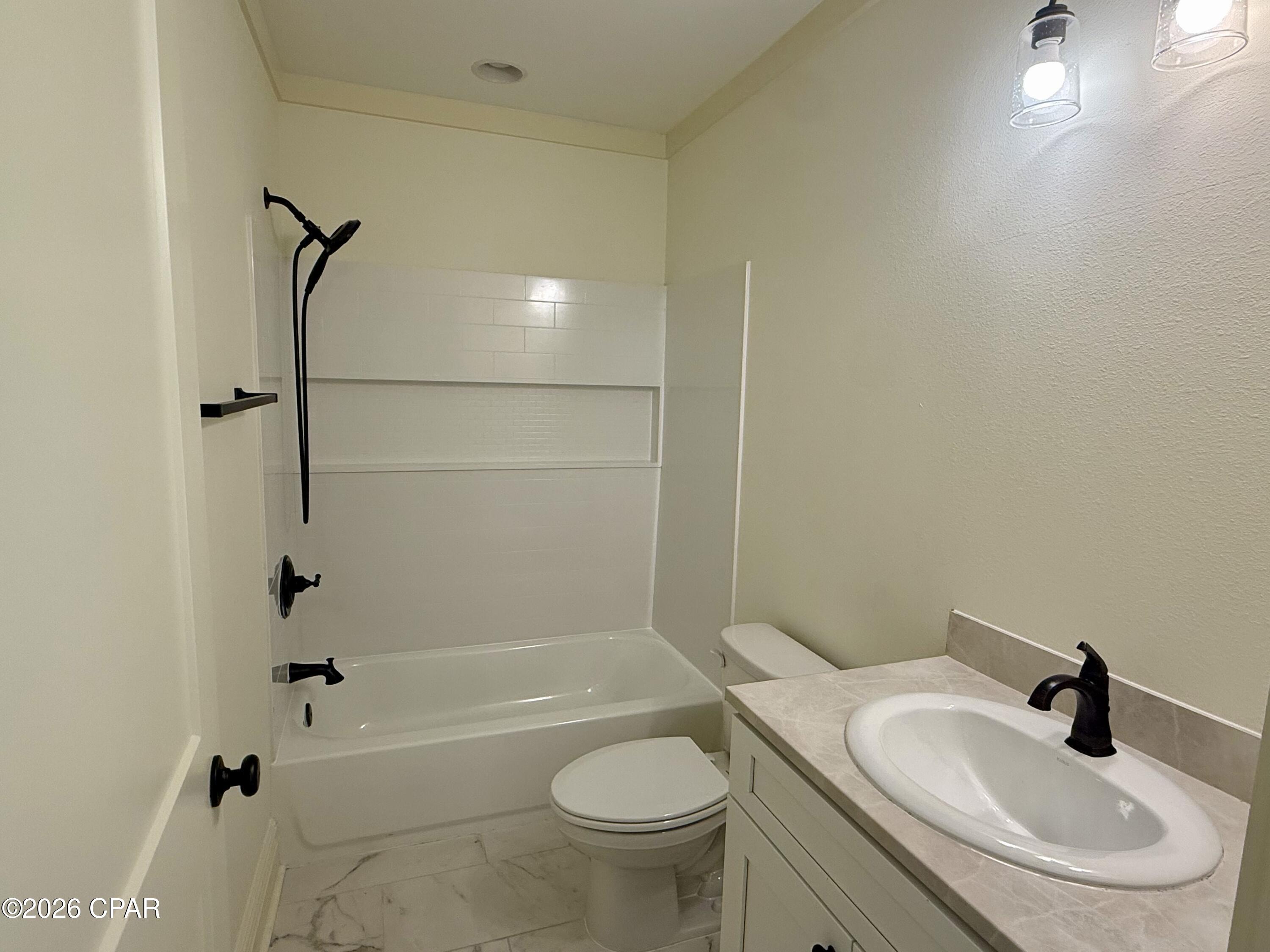 Listing photo id 13 for 145 6th Street