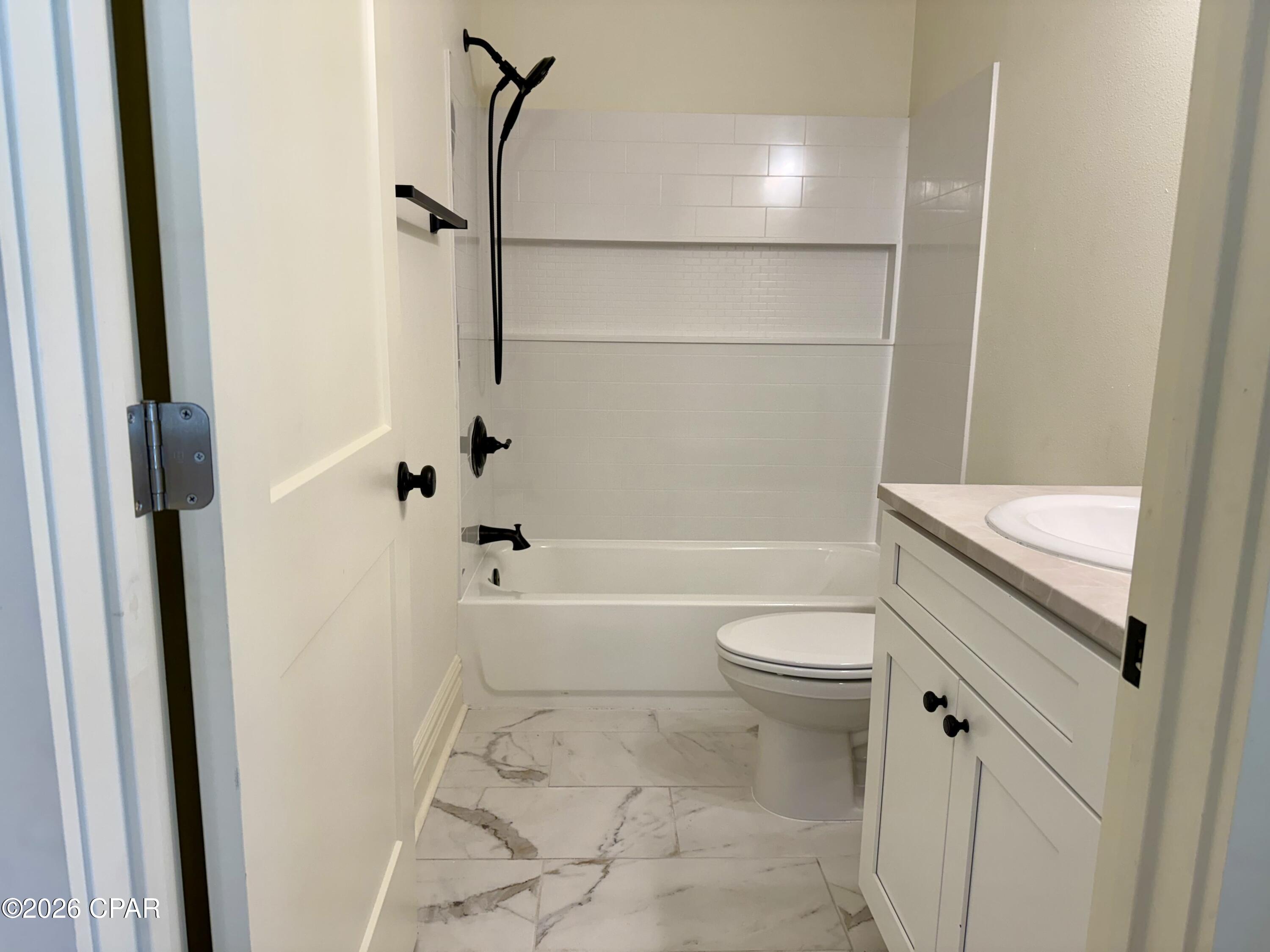 Listing photo id 14 for 145 6th Street