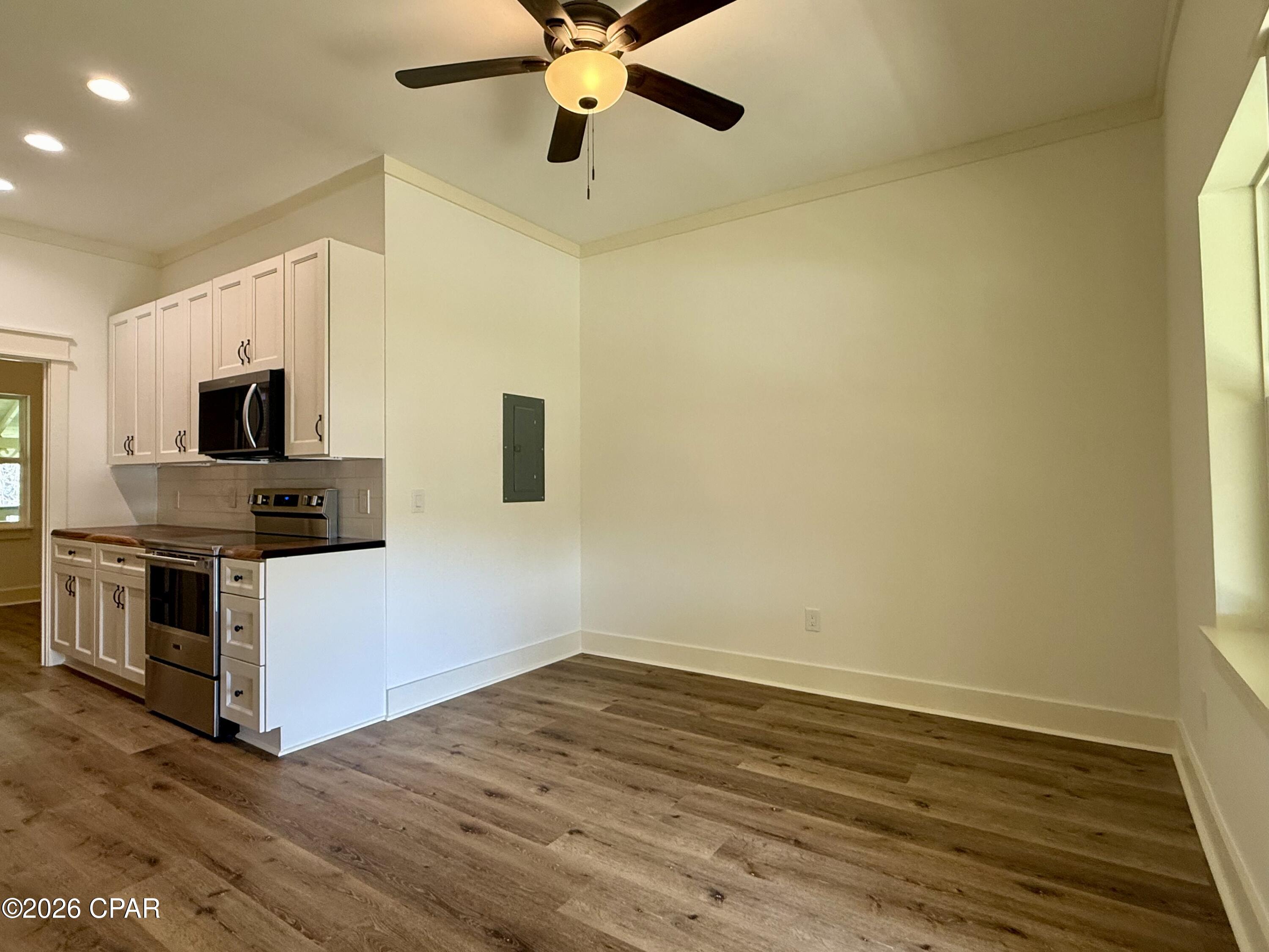 Listing photo id 18 for 145 6th Street