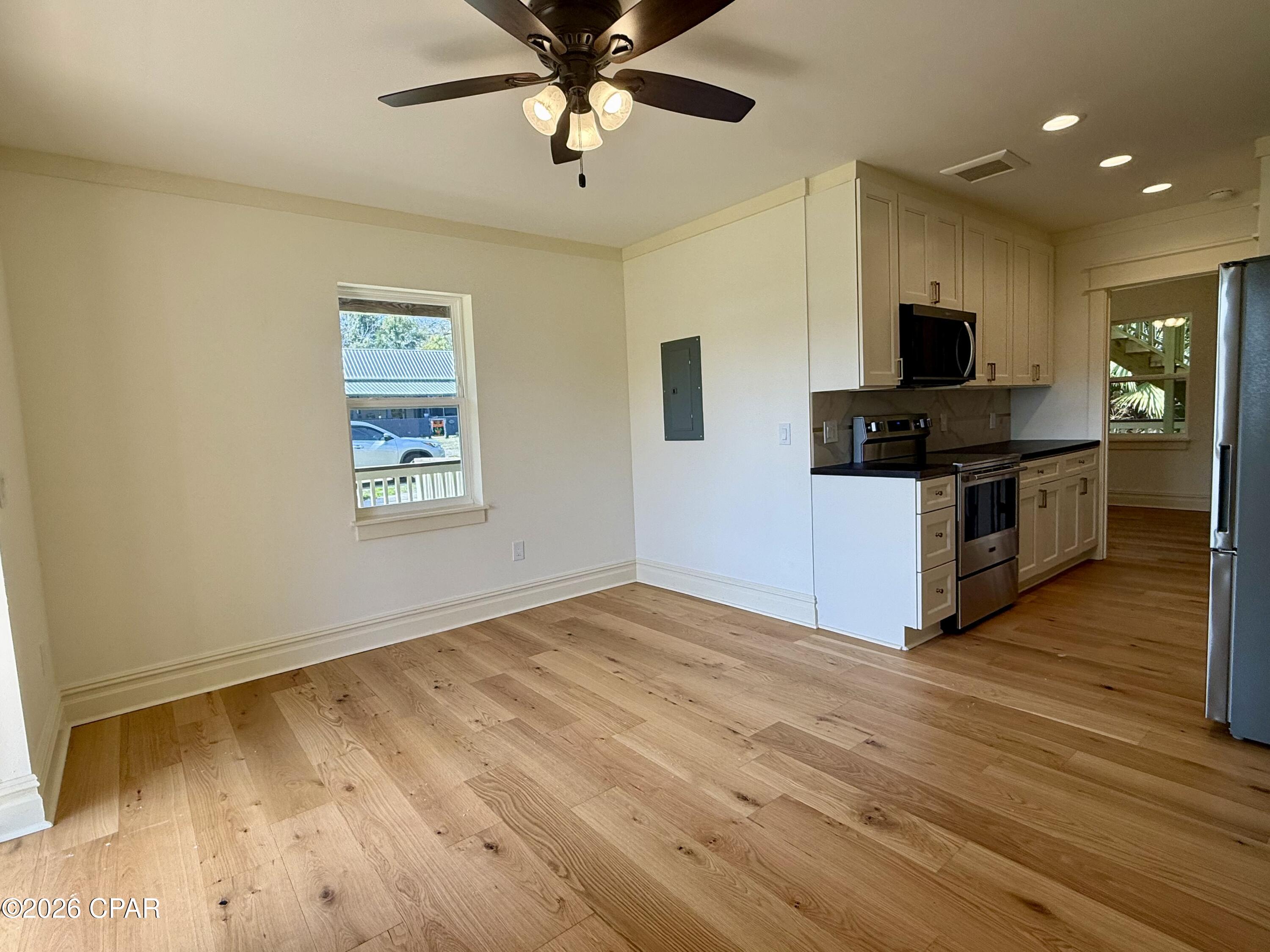 Listing photo id 6 for 145 6th Street