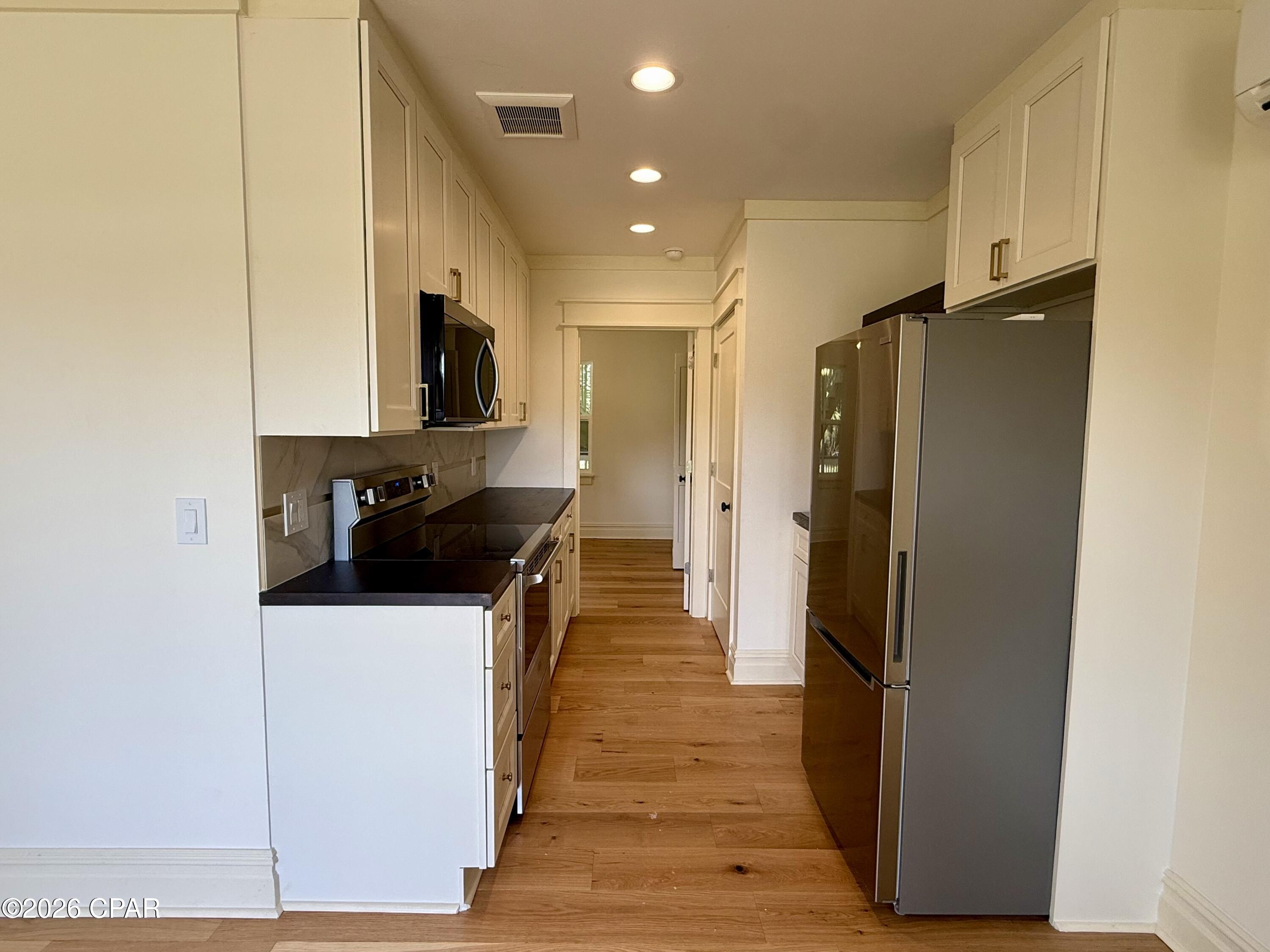 Listing photo id 7 for 145 6th Street