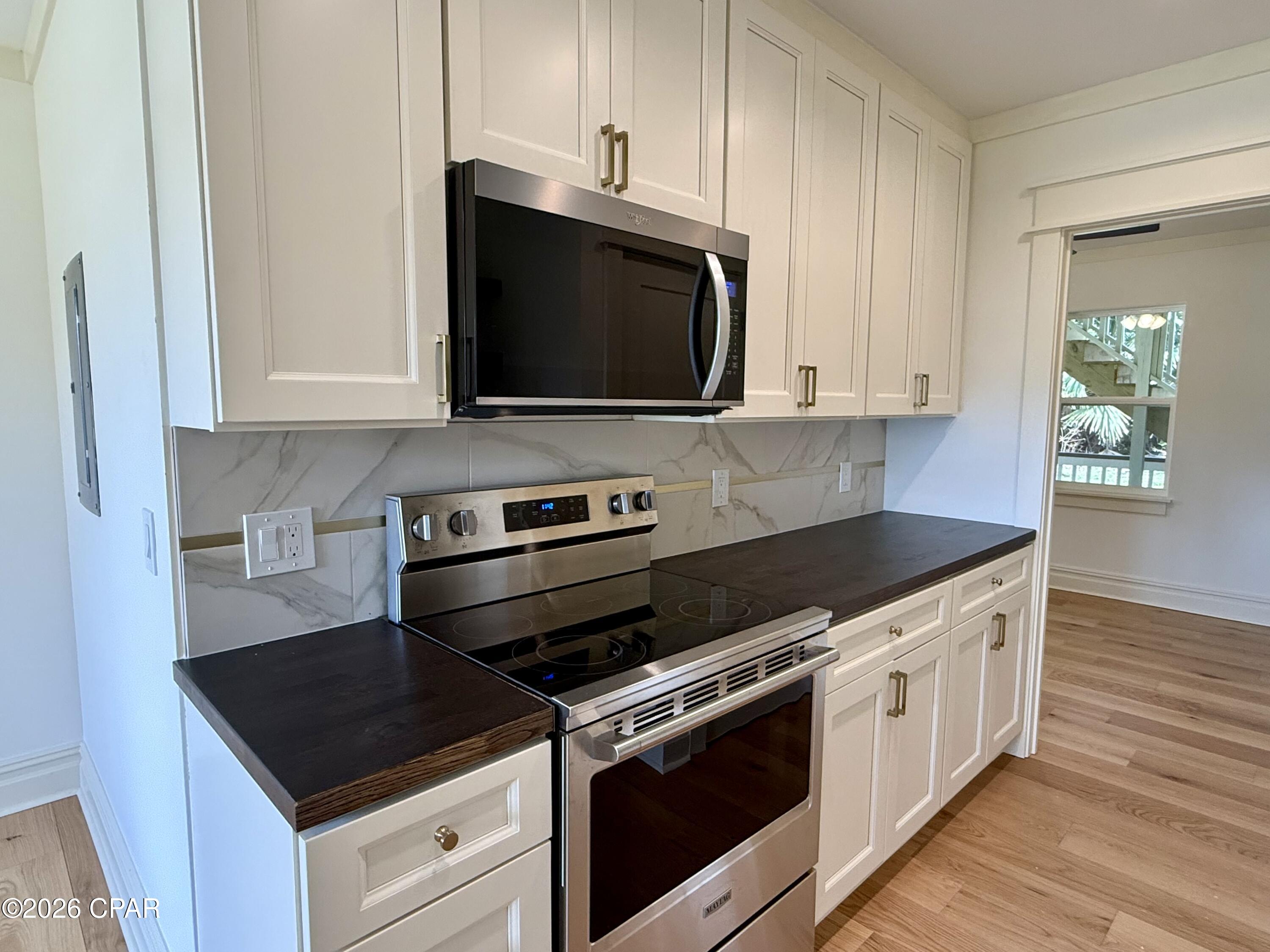 Listing photo id 8 for 145 6th Street