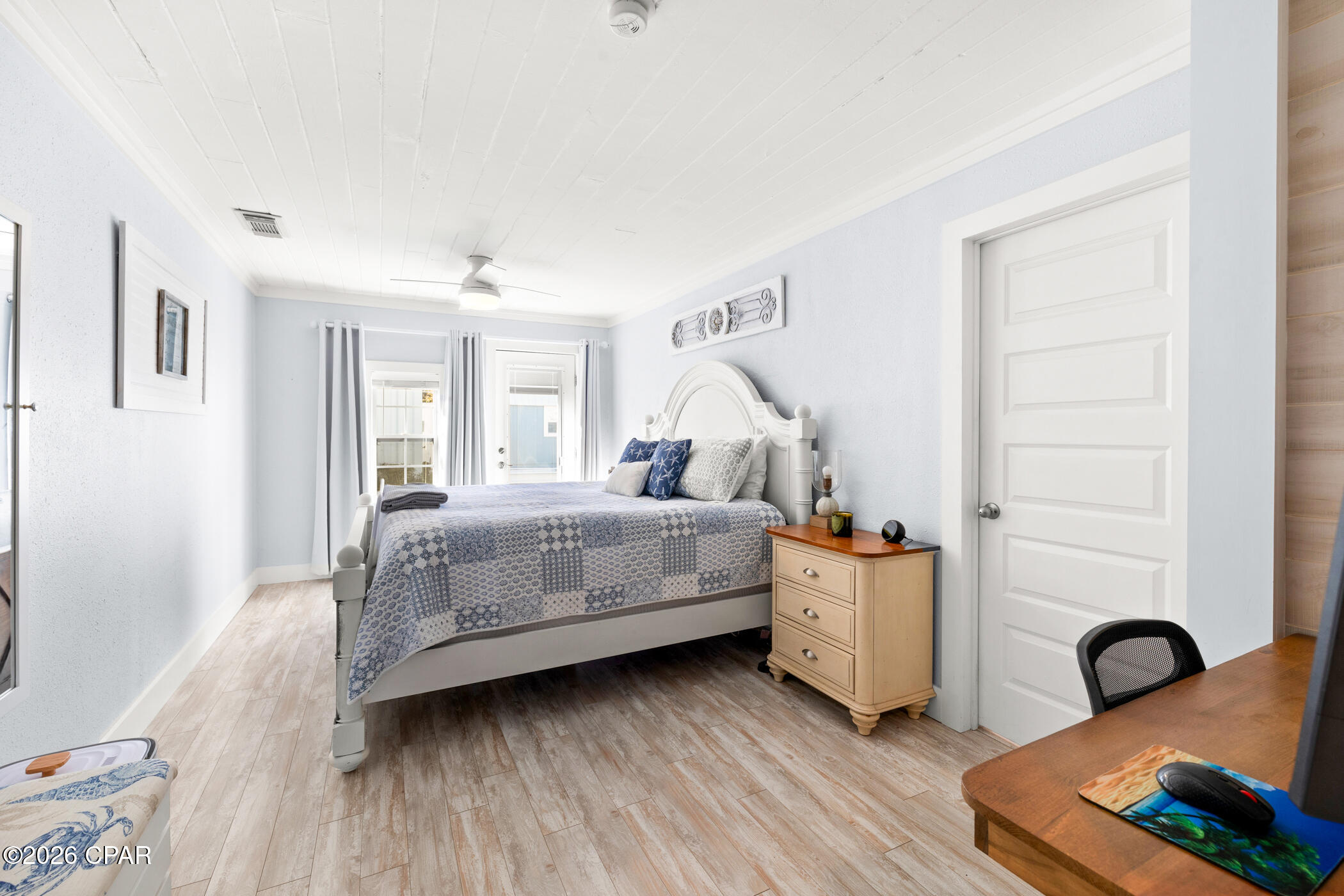 Listing photo id 34 for 209 Oleander Drive