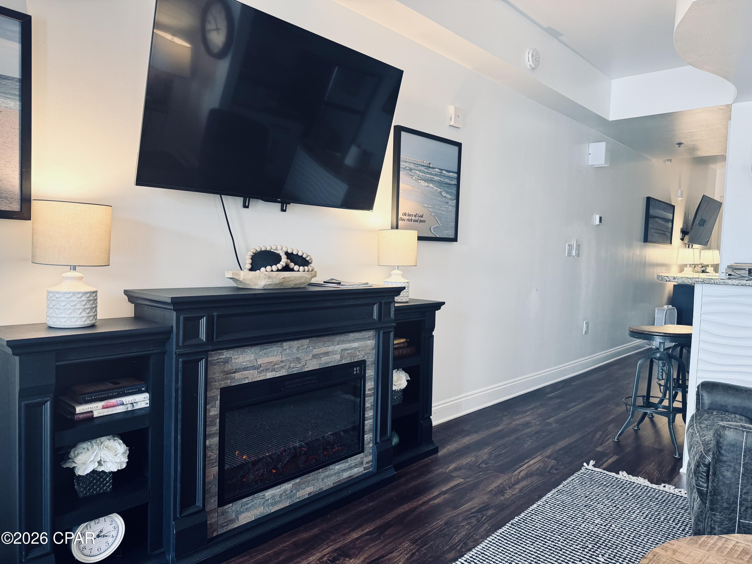 Image 7 For 114 Carillon Market Street 213